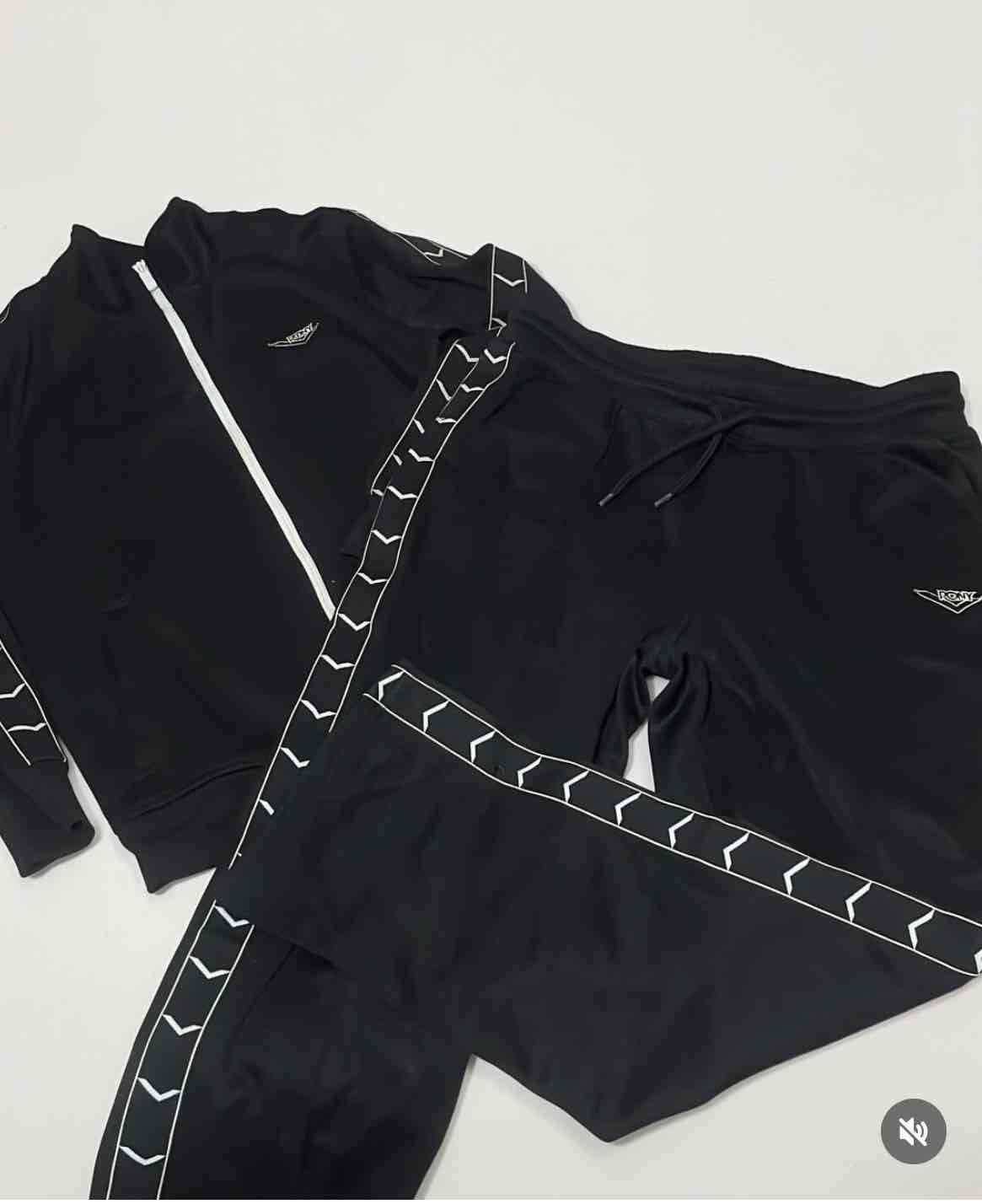 Conjunto deportivo negro con diseño - miniatura 1