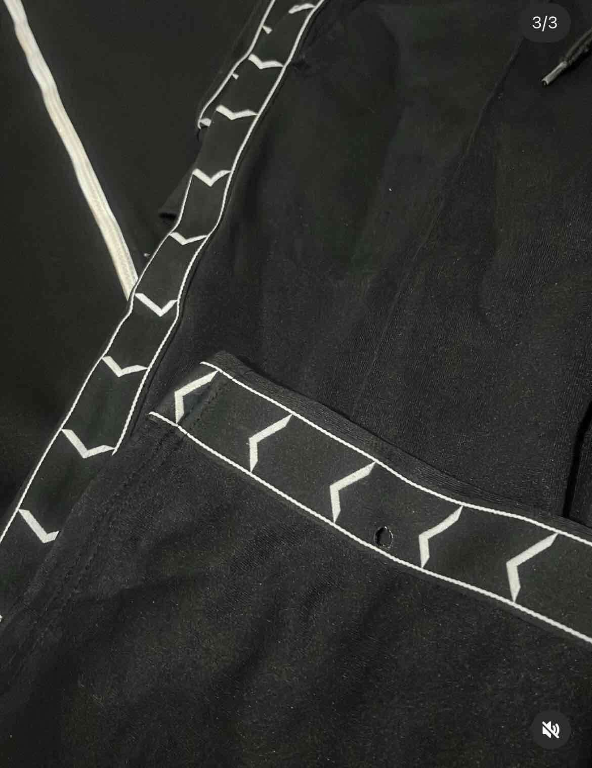 Conjunto deportivo negro con diseño - miniatura 2