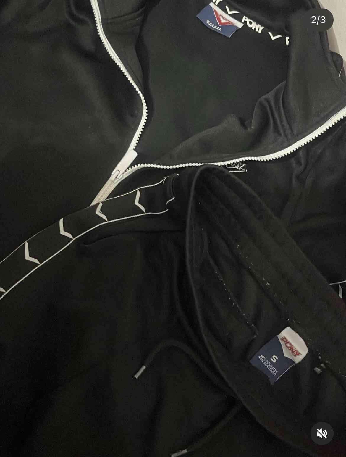 Conjunto deportivo negro con diseño - miniatura 3