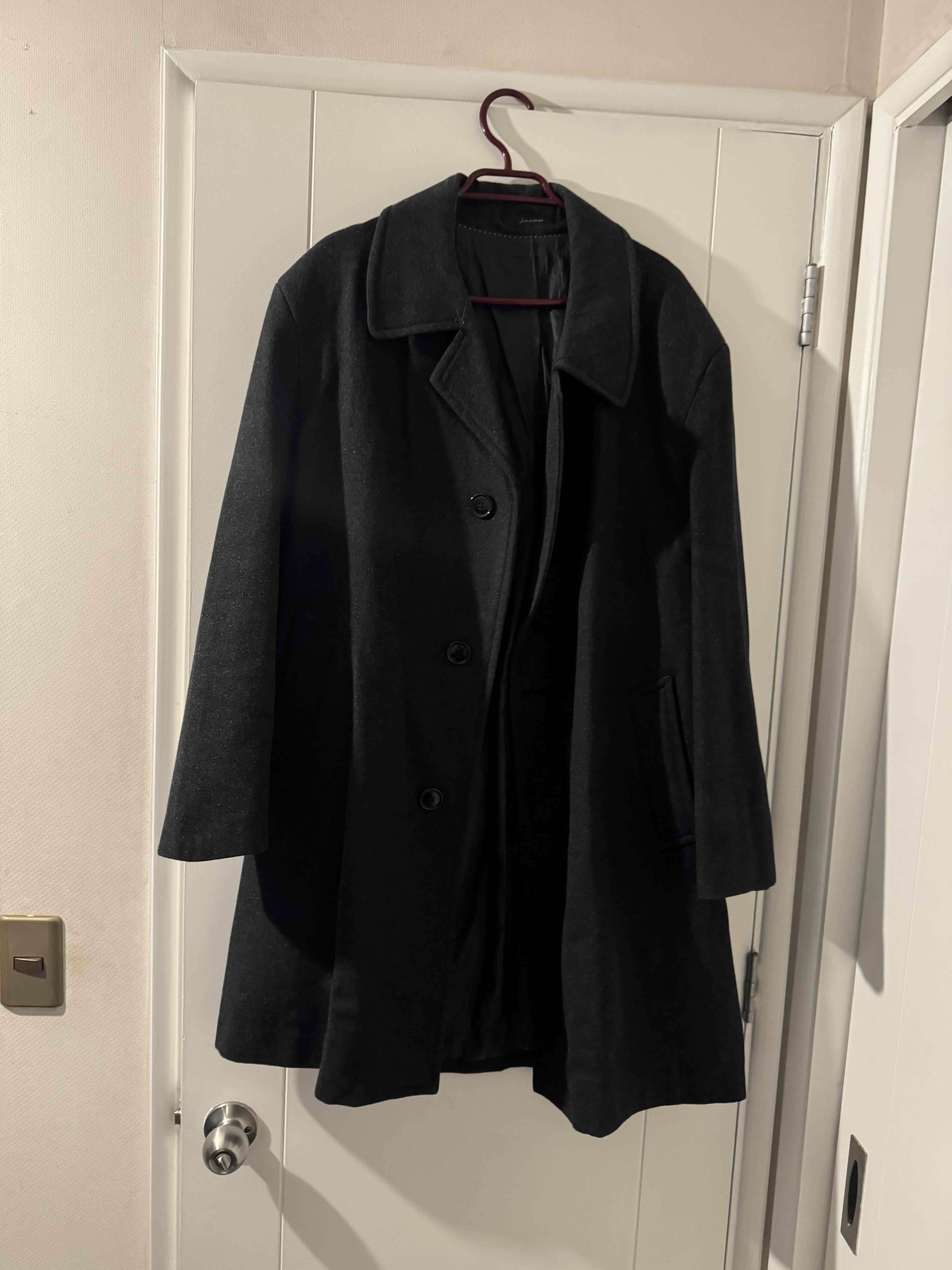 Abrigo negro con solapas - miniatura 1