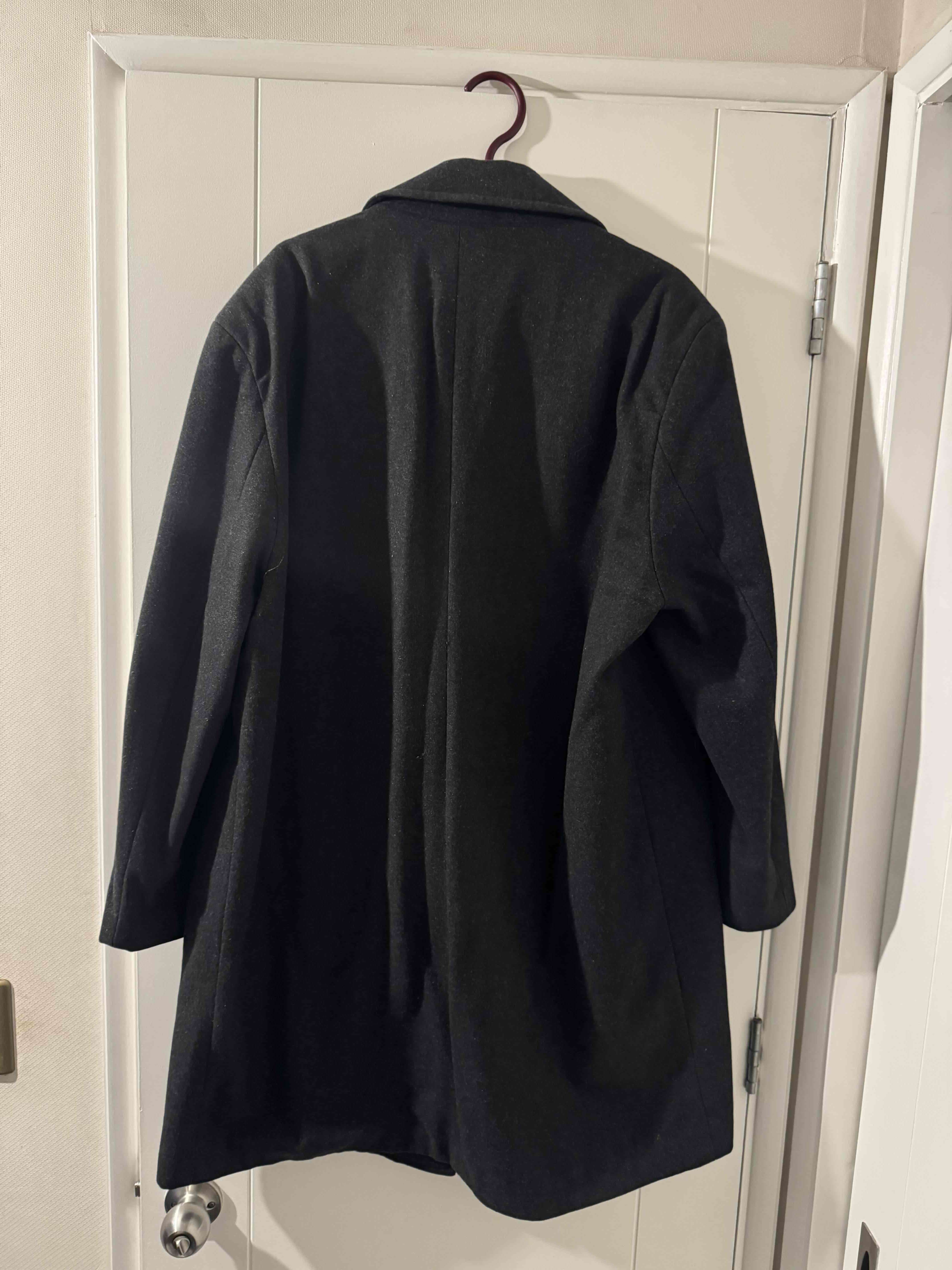 Abrigo negro con solapas - miniatura 3