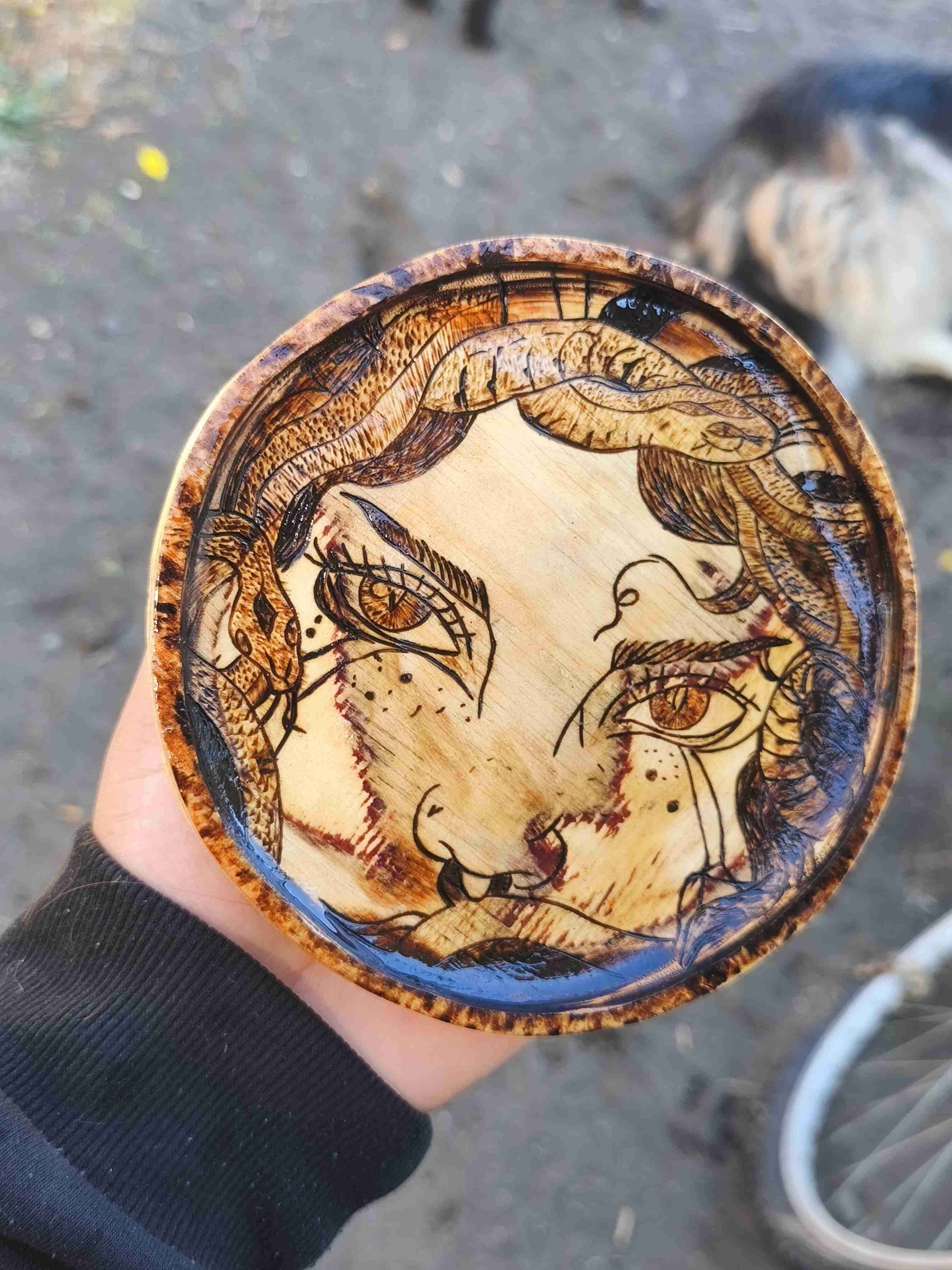 Plato decorativo de madera con grabado