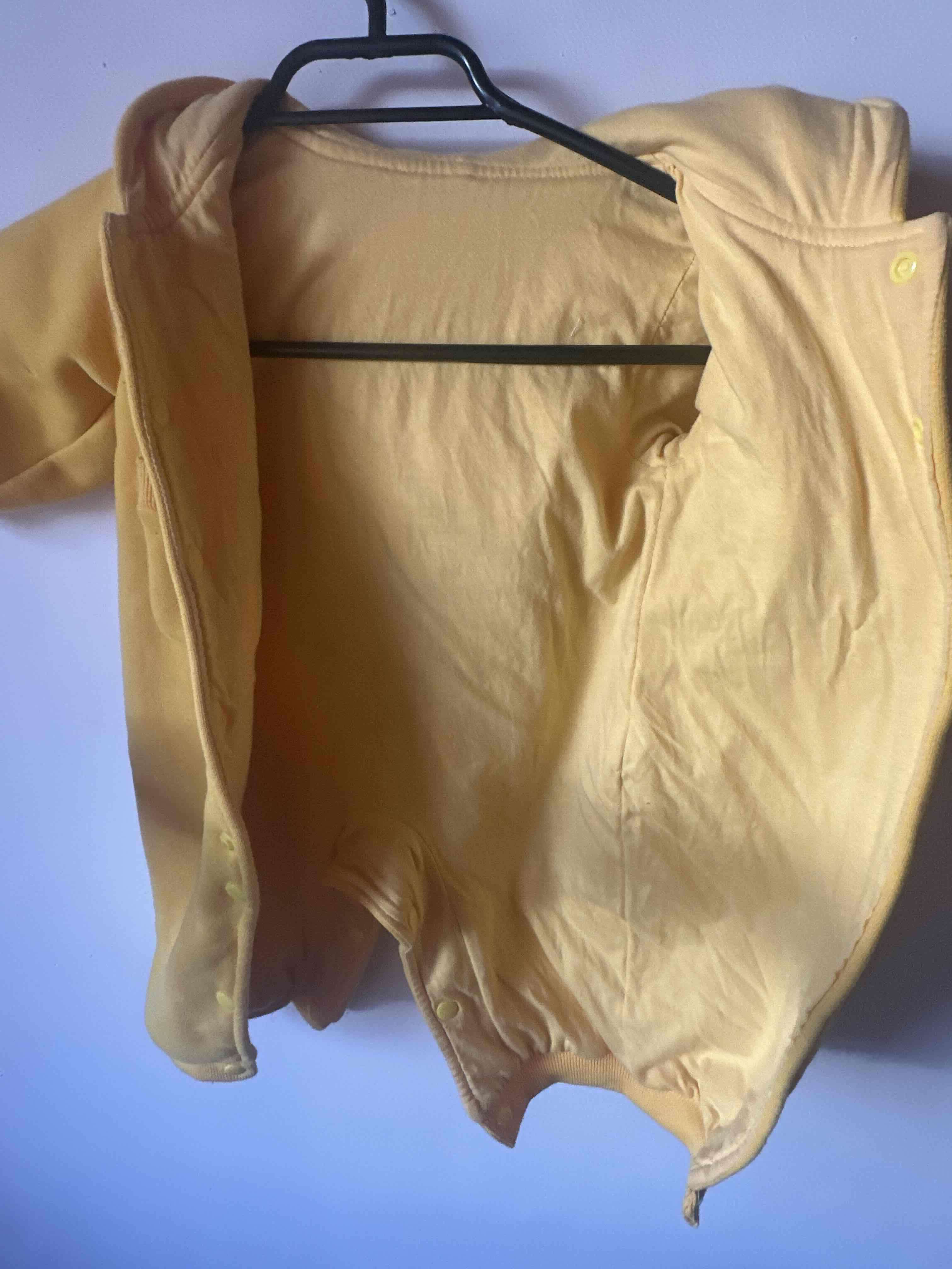 Enterito amarillo con capucha talla 9-12 meses - miniatura 3