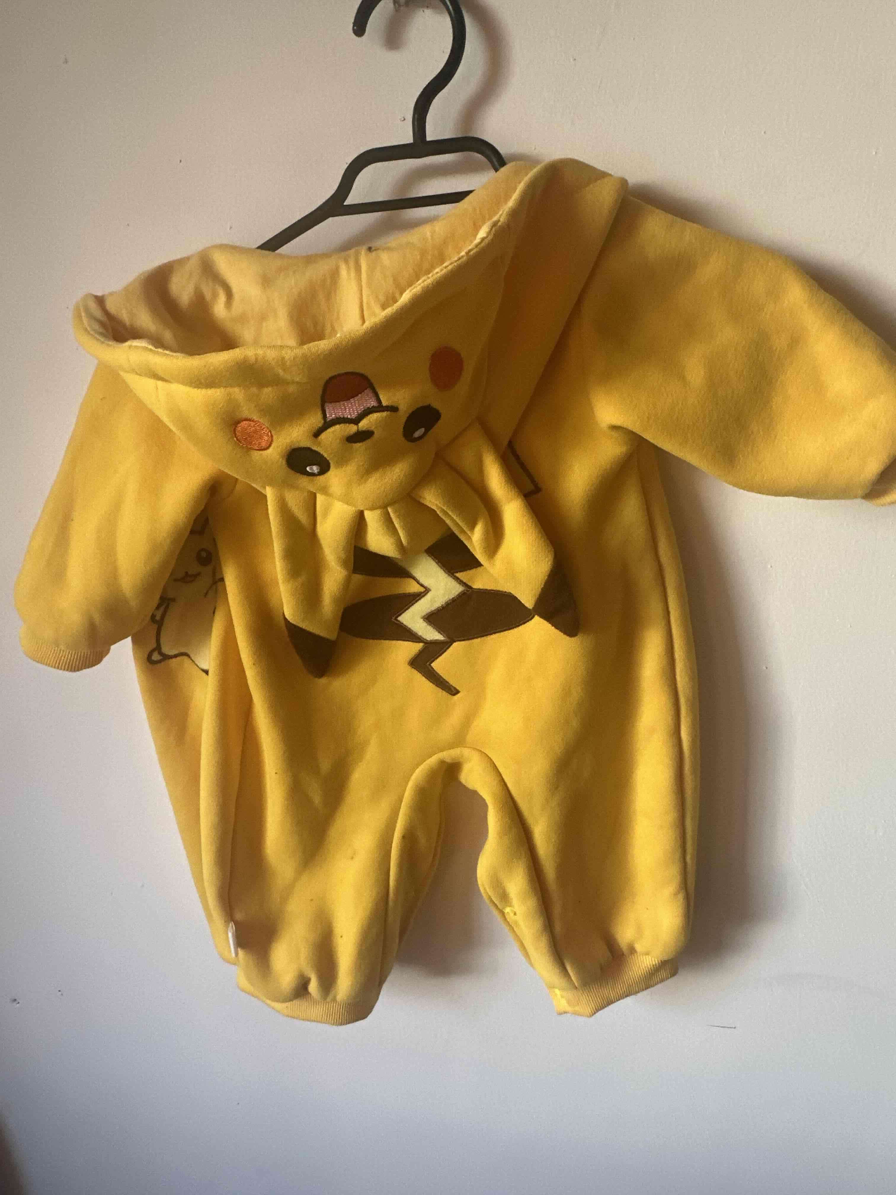 Enterito amarillo con capucha talla 9-12 meses - miniatura 4