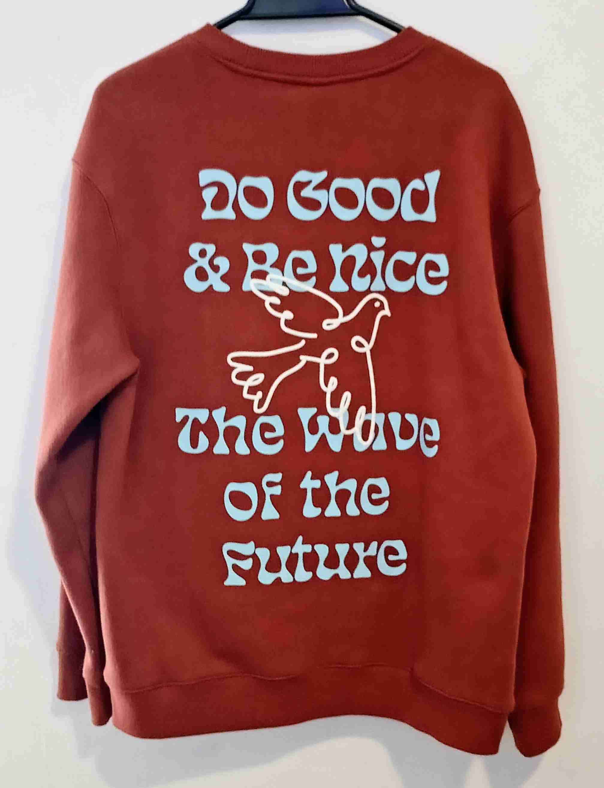 Polerón rojo diseño gráfico - miniatura 2