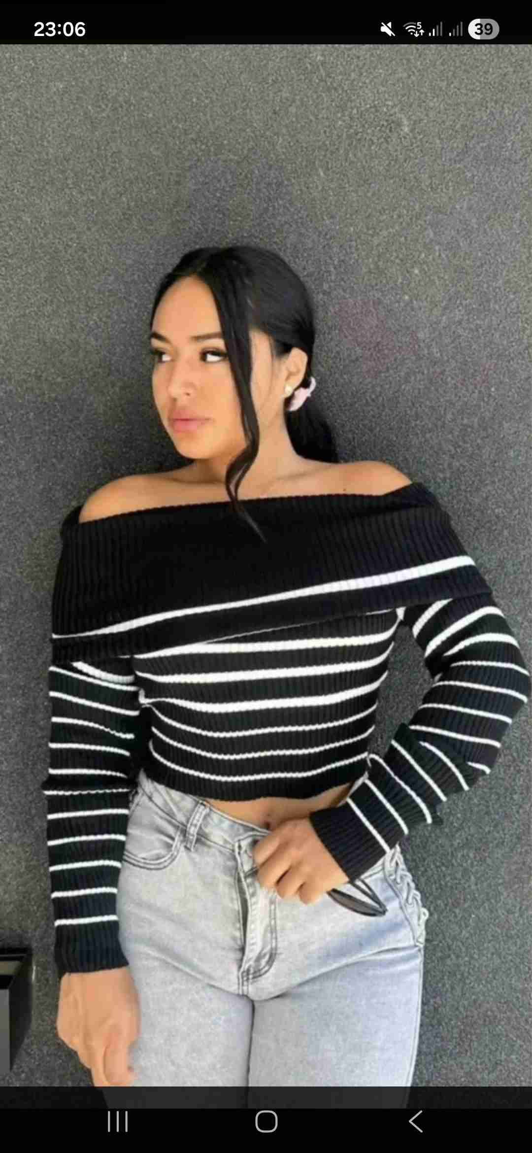 Suéter negro a rayas