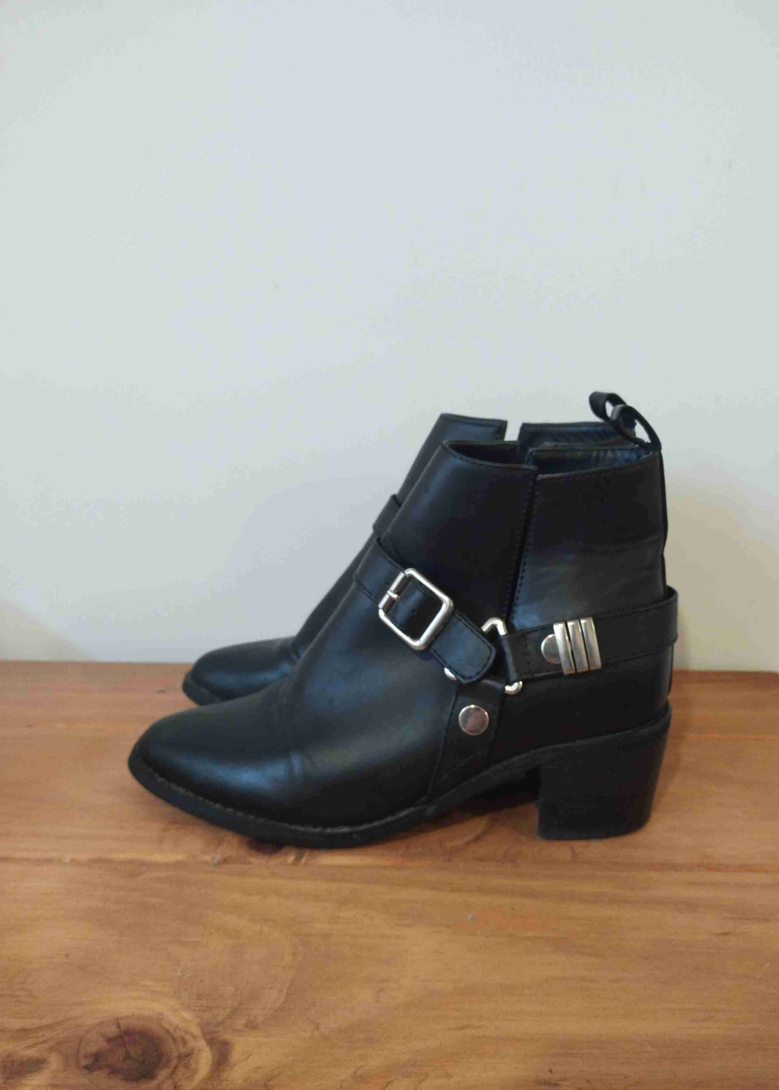 Botines negros con hebillas - miniatura 1