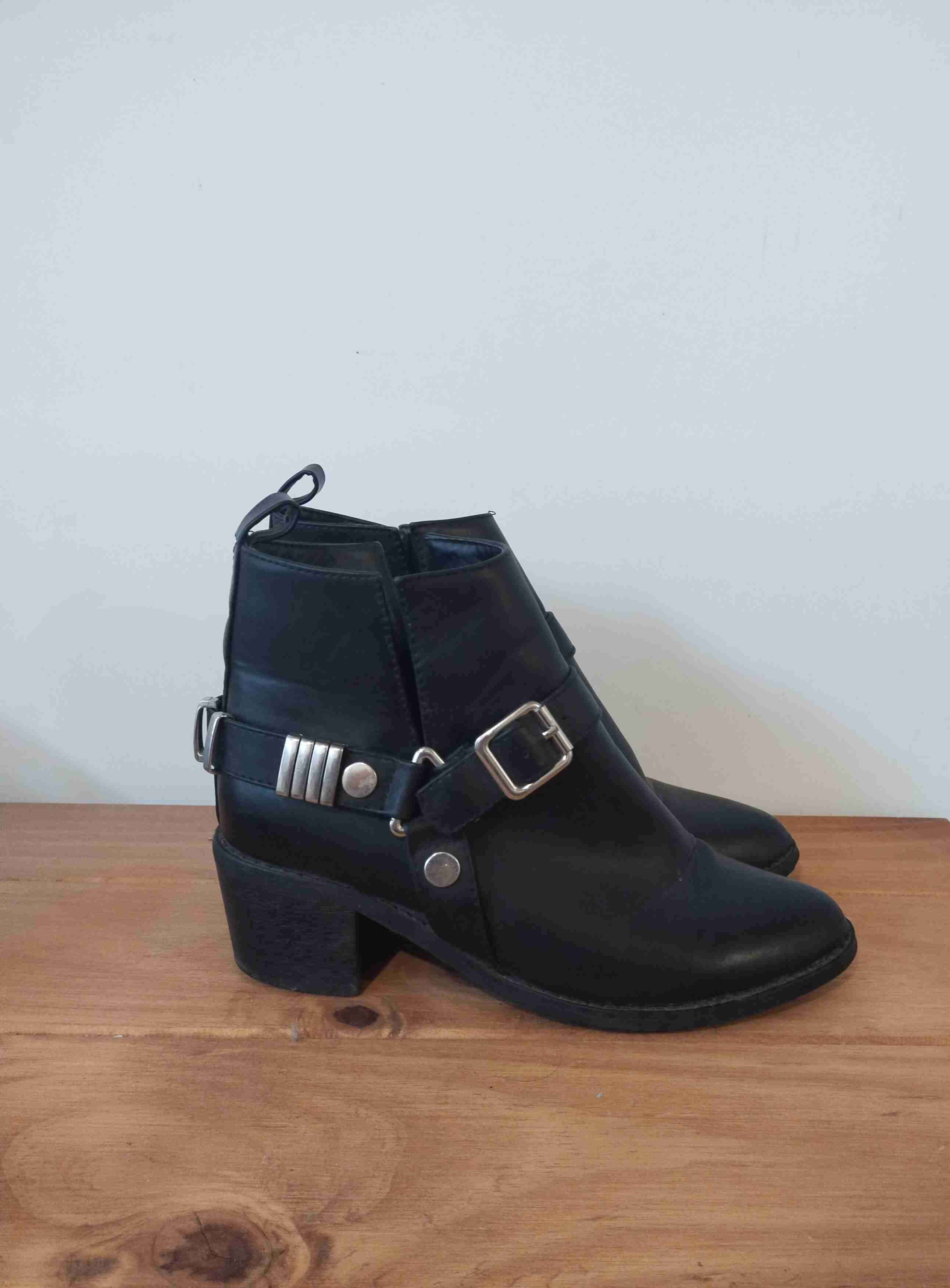 Botines negros con hebillas - miniatura 2