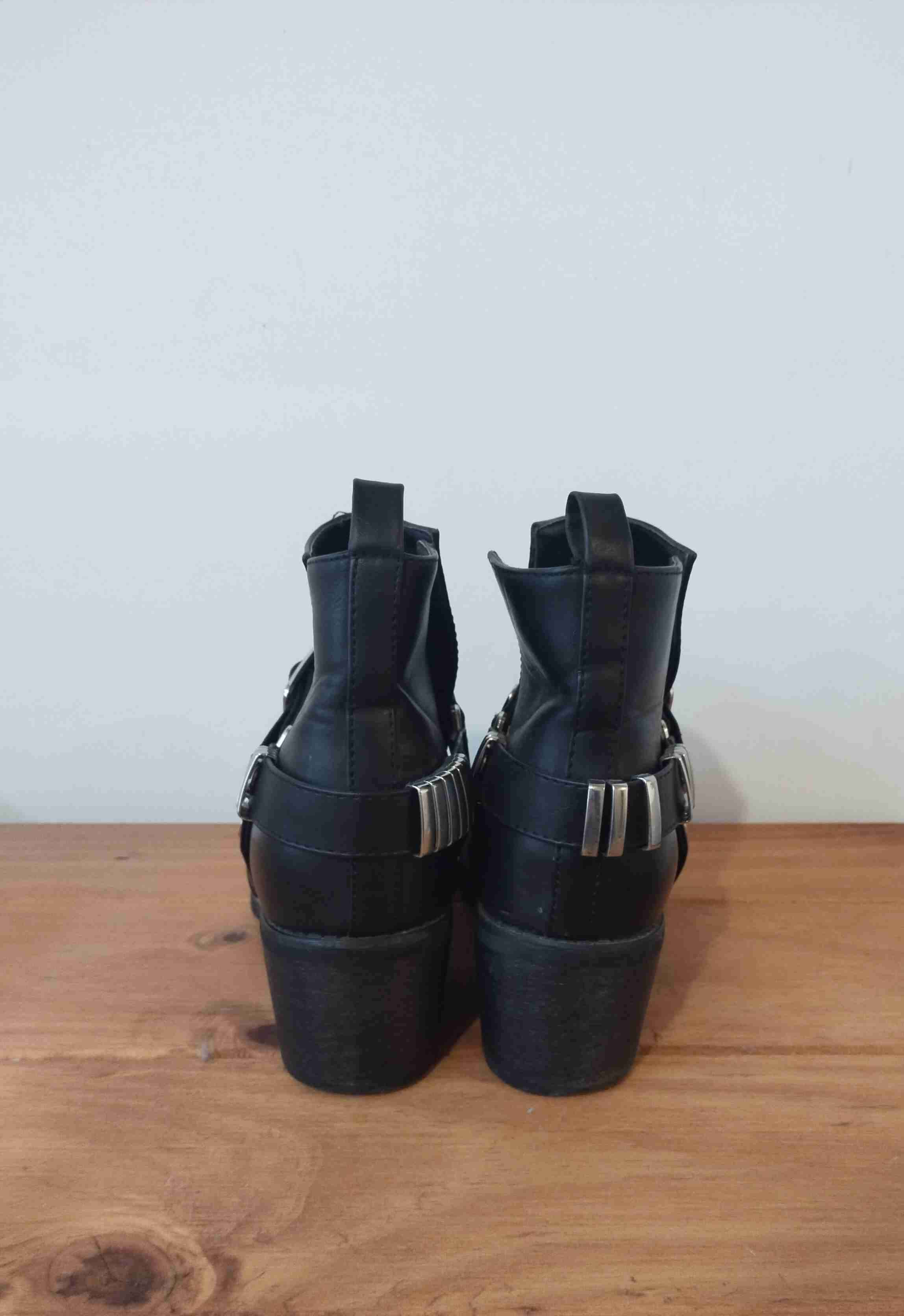 Botines negros con hebillas - miniatura 3