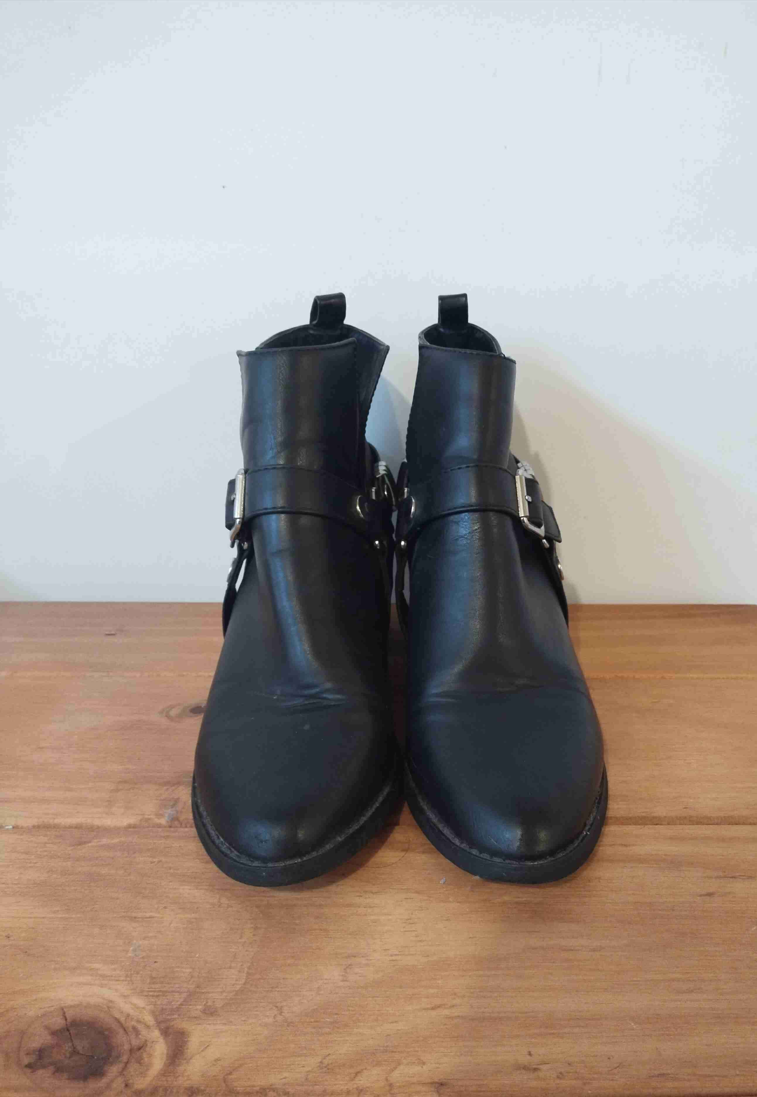 Botines negros con hebillas - miniatura 4