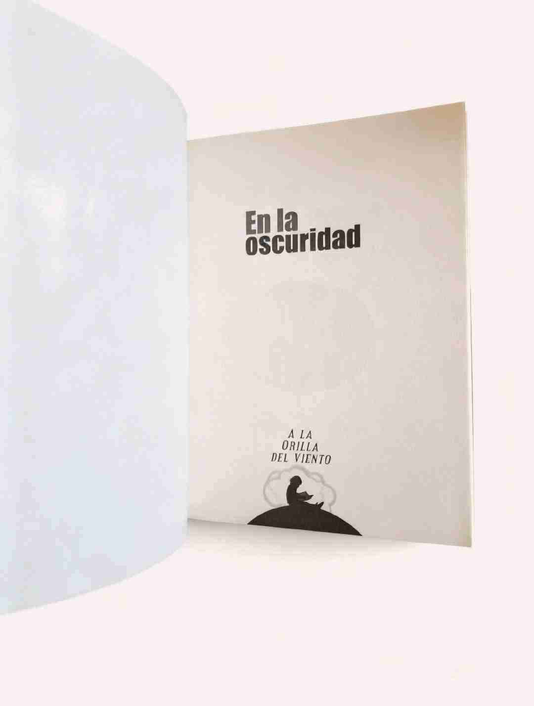 Libro 'En la oscuridad' - miniatura 2