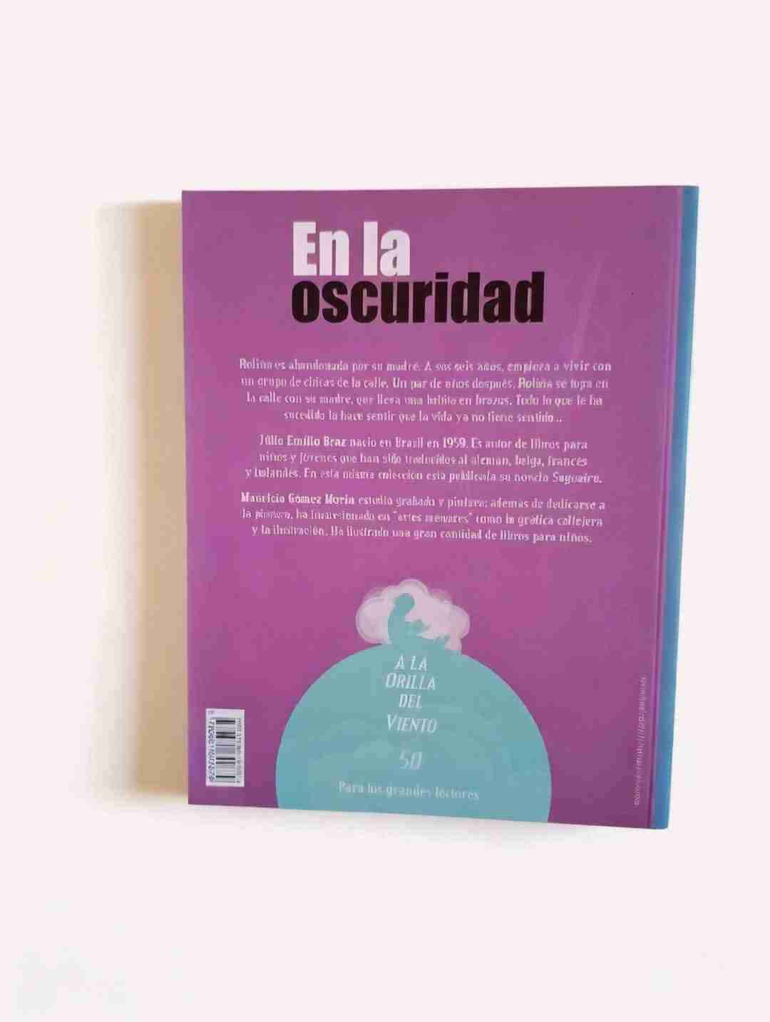 Libro 'En la oscuridad' - miniatura 3