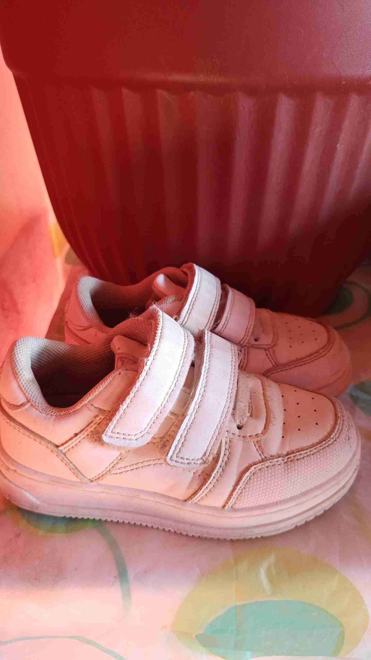 Zapatillas infantiles blancas,chuteadores y buzo . - miniatura 1