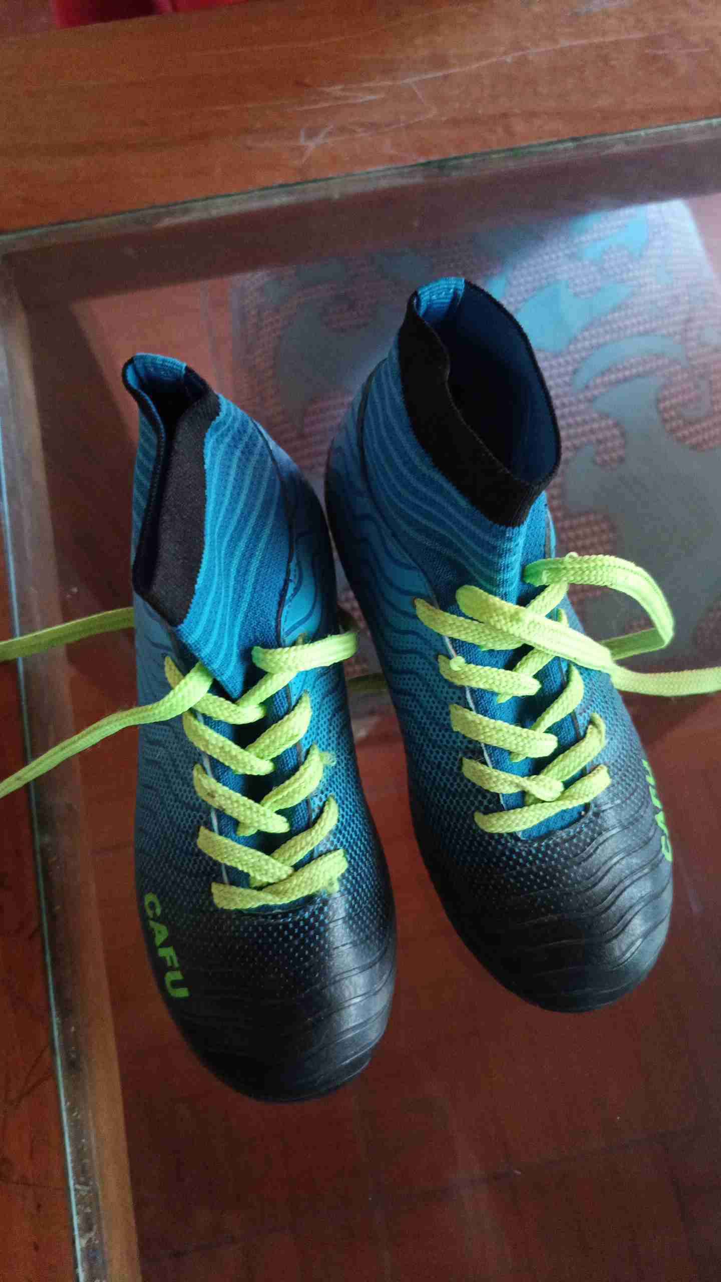 Zapatillas infantiles blancas,chuteadores y buzo . - miniatura 2