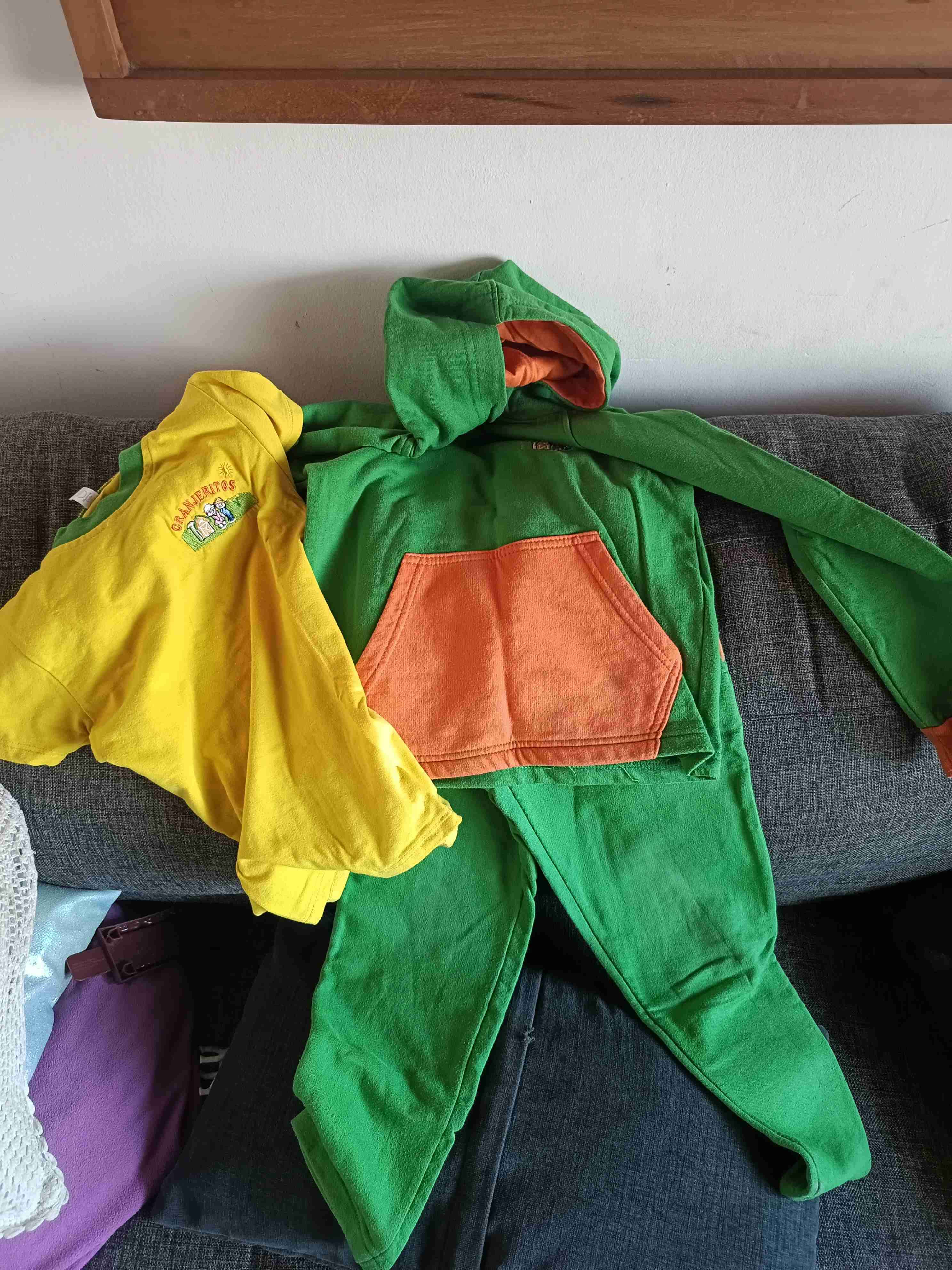 Zapatillas infantiles blancas,chuteadores y buzo . - miniatura 3