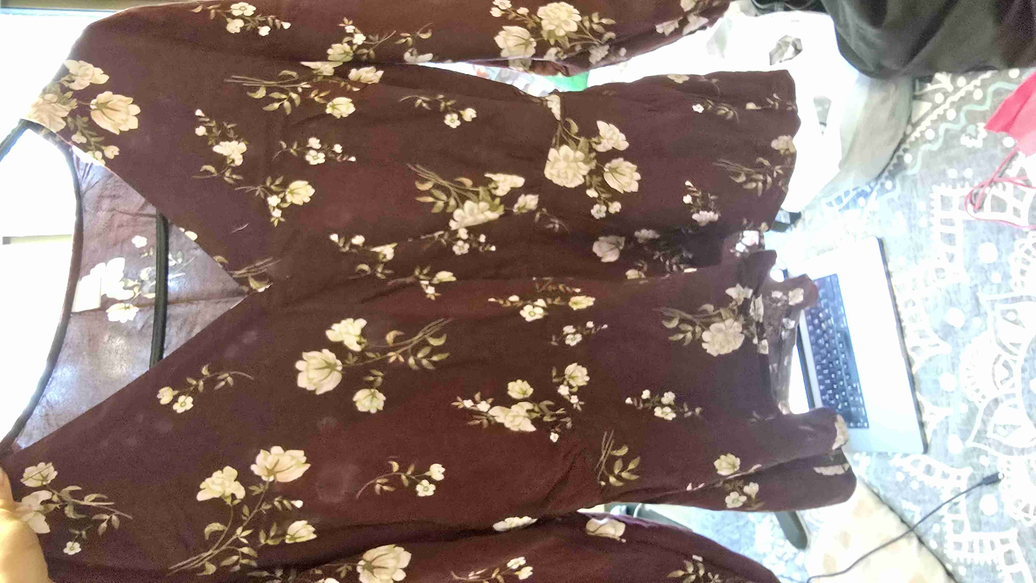 Blusa floral morada con vuelo - miniatura 2