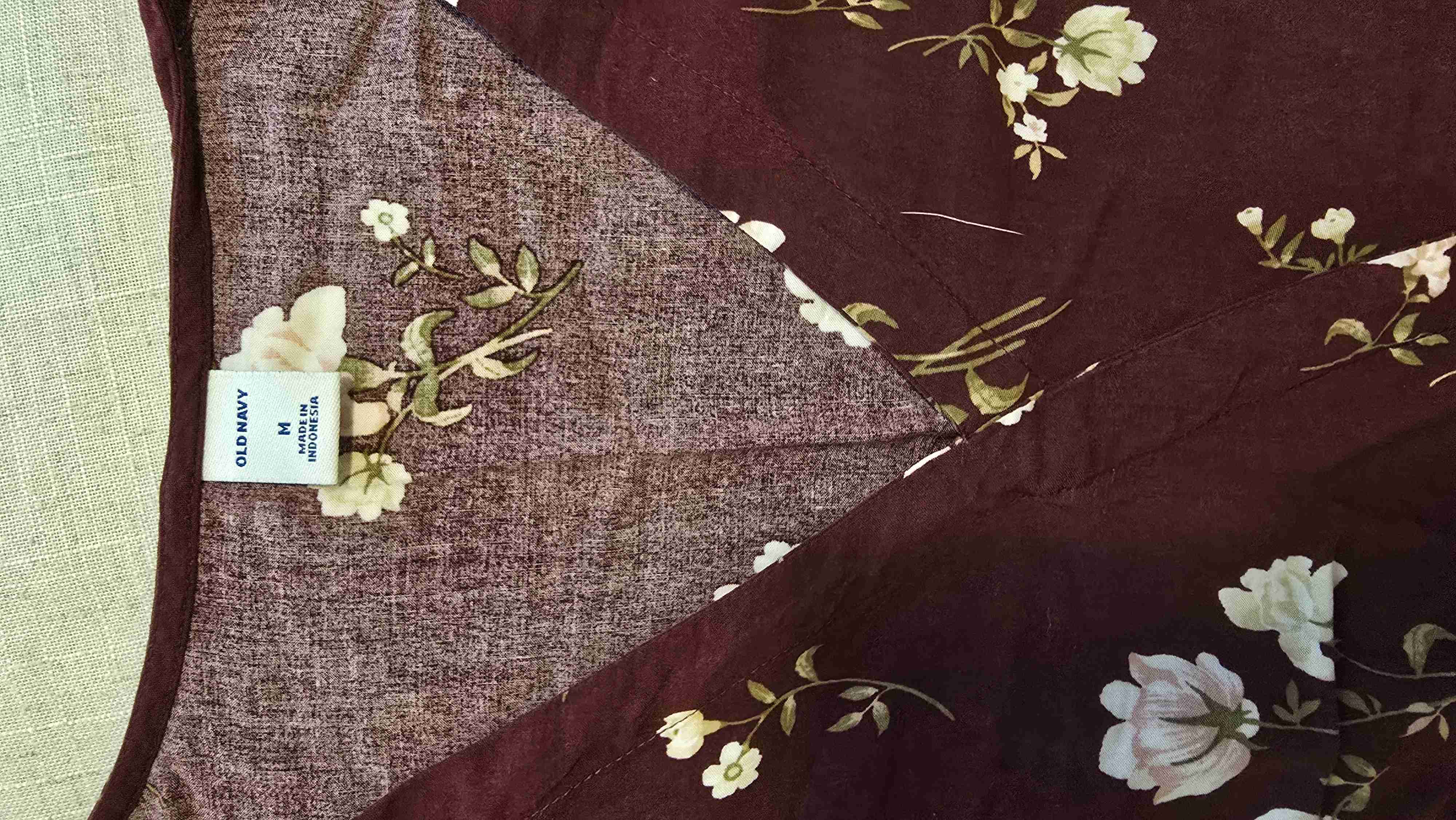 Blusa floral morada con vuelo - miniatura 3