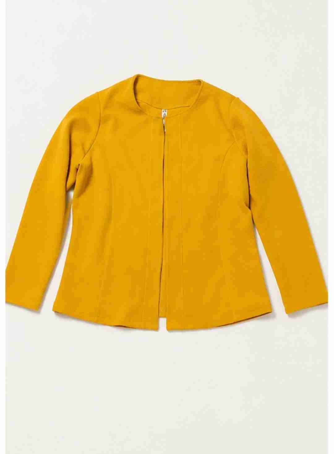 Blazer amarilla abierta, corta