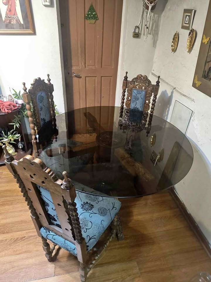 Comedor antiguo de madera con cubierta de vidrio - miniatura 1