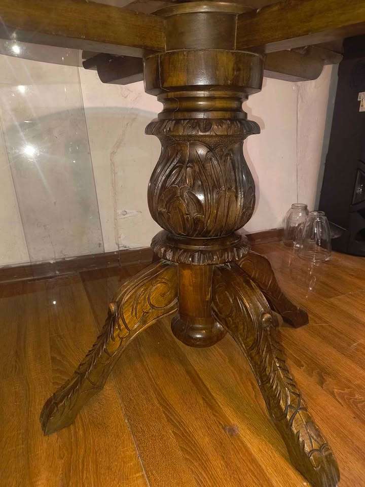 Comedor antiguo de madera con cubierta de vidrio - miniatura 2