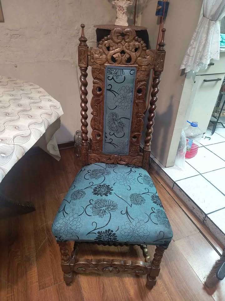 Comedor antiguo de madera con cubierta de vidrio - miniatura 3