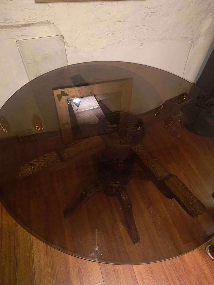 Comedor antiguo de madera con cubierta de vidrio - miniatura 4