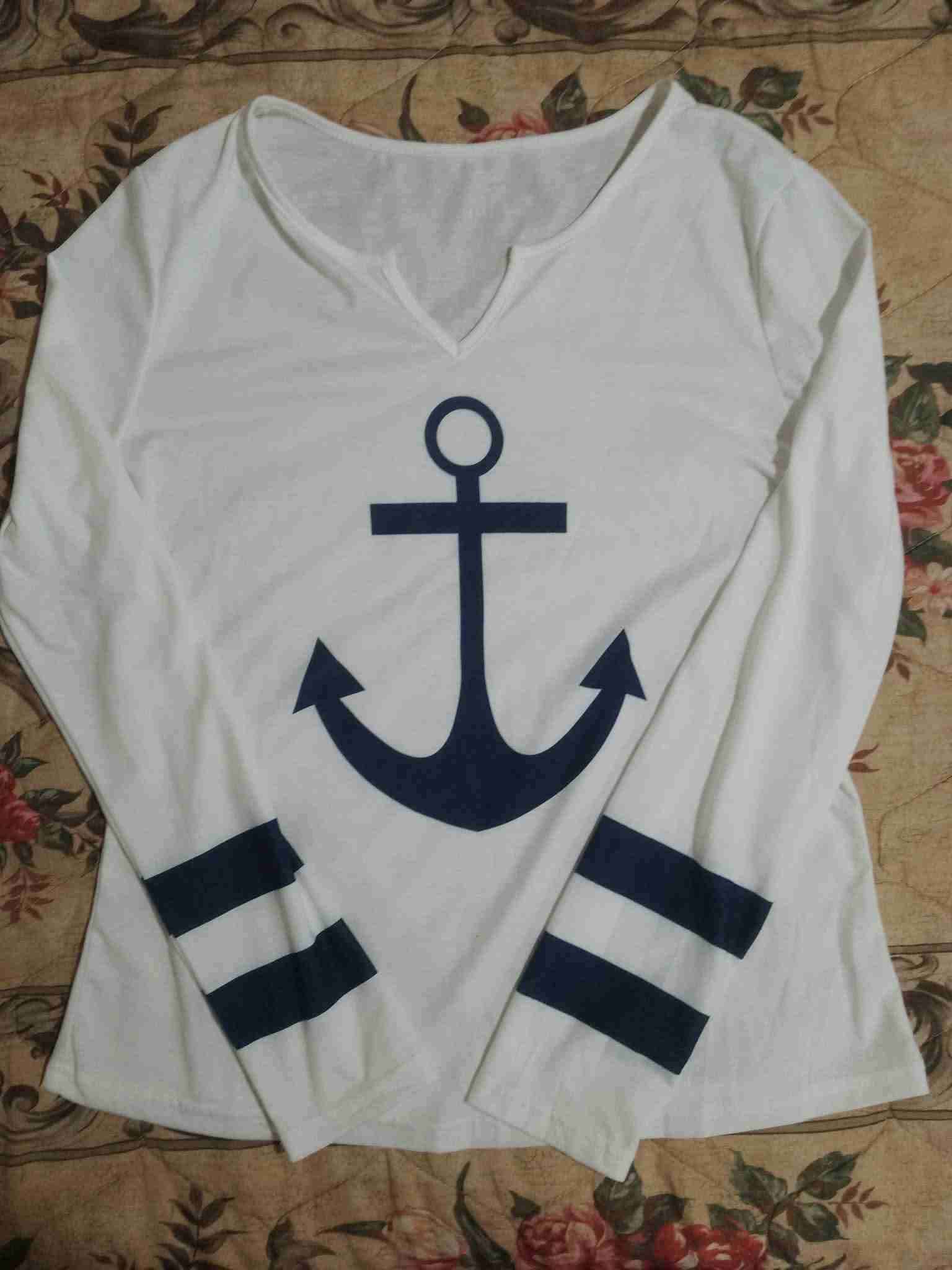 Polera blanca con ancla azul