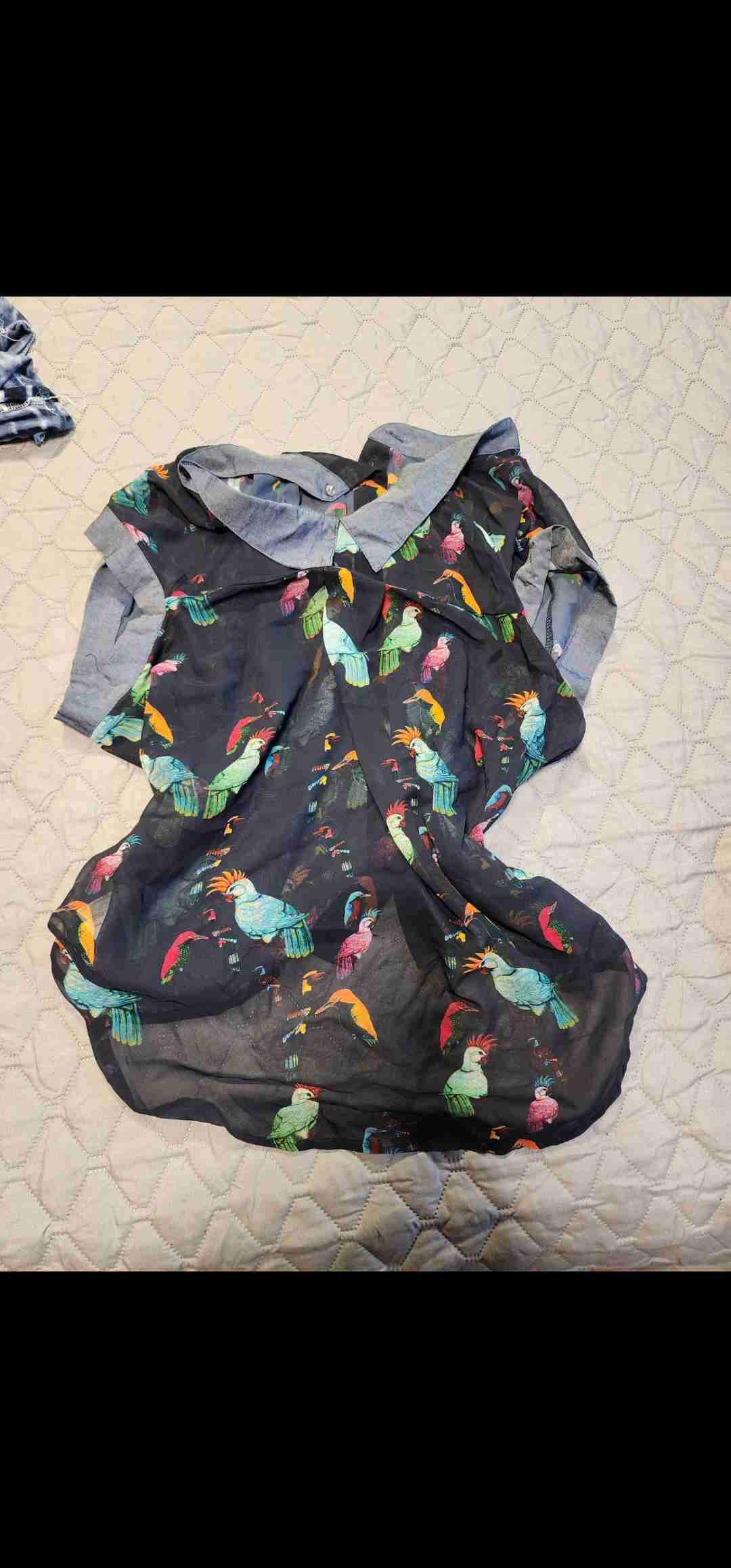 Blusa negra con estampado de aves