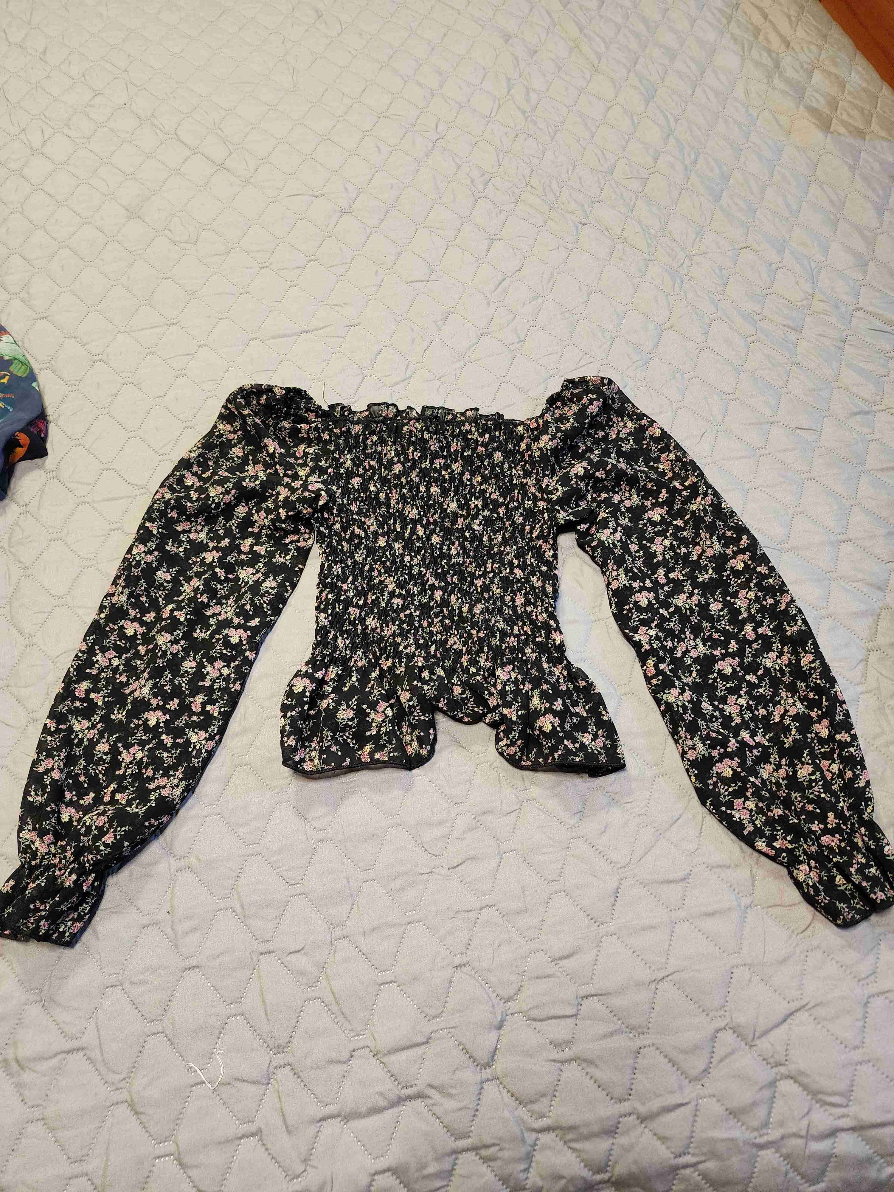 Blusa negra floreada