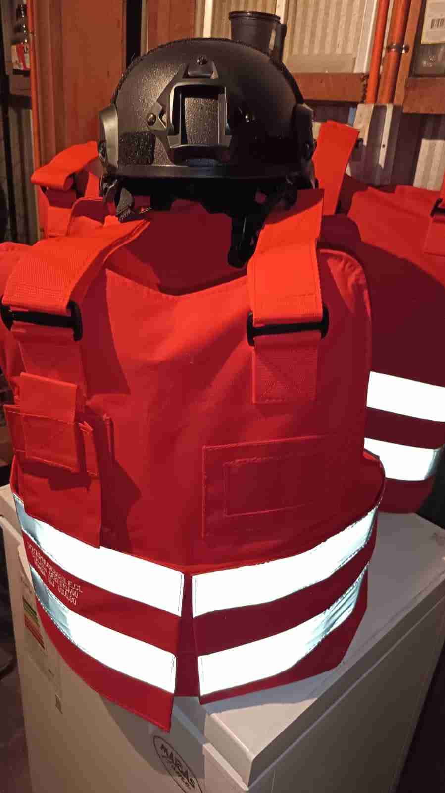 Chaleco reflectante con casco - miniatura 1