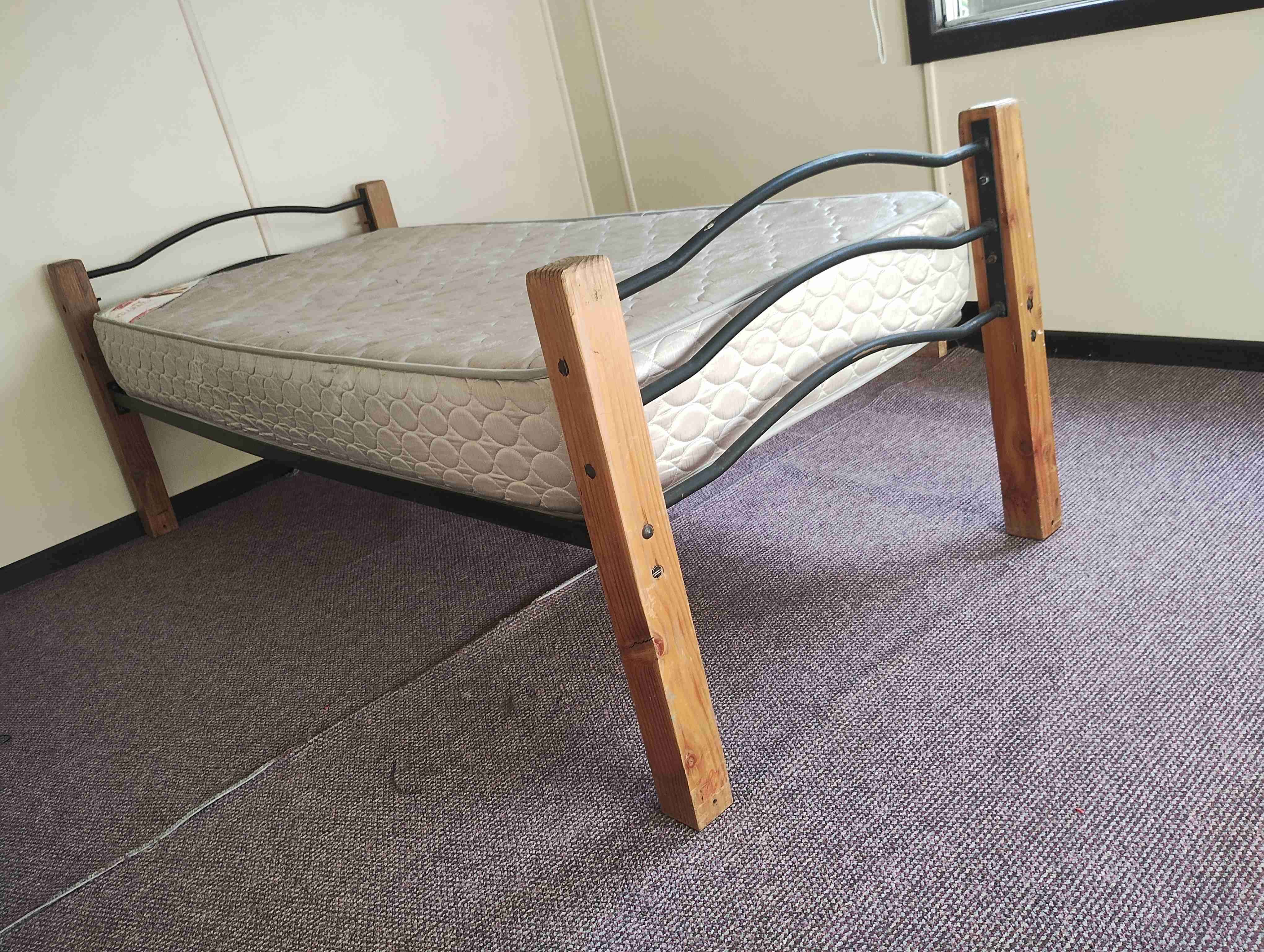 Cama individual de madera con colchón - miniatura 1