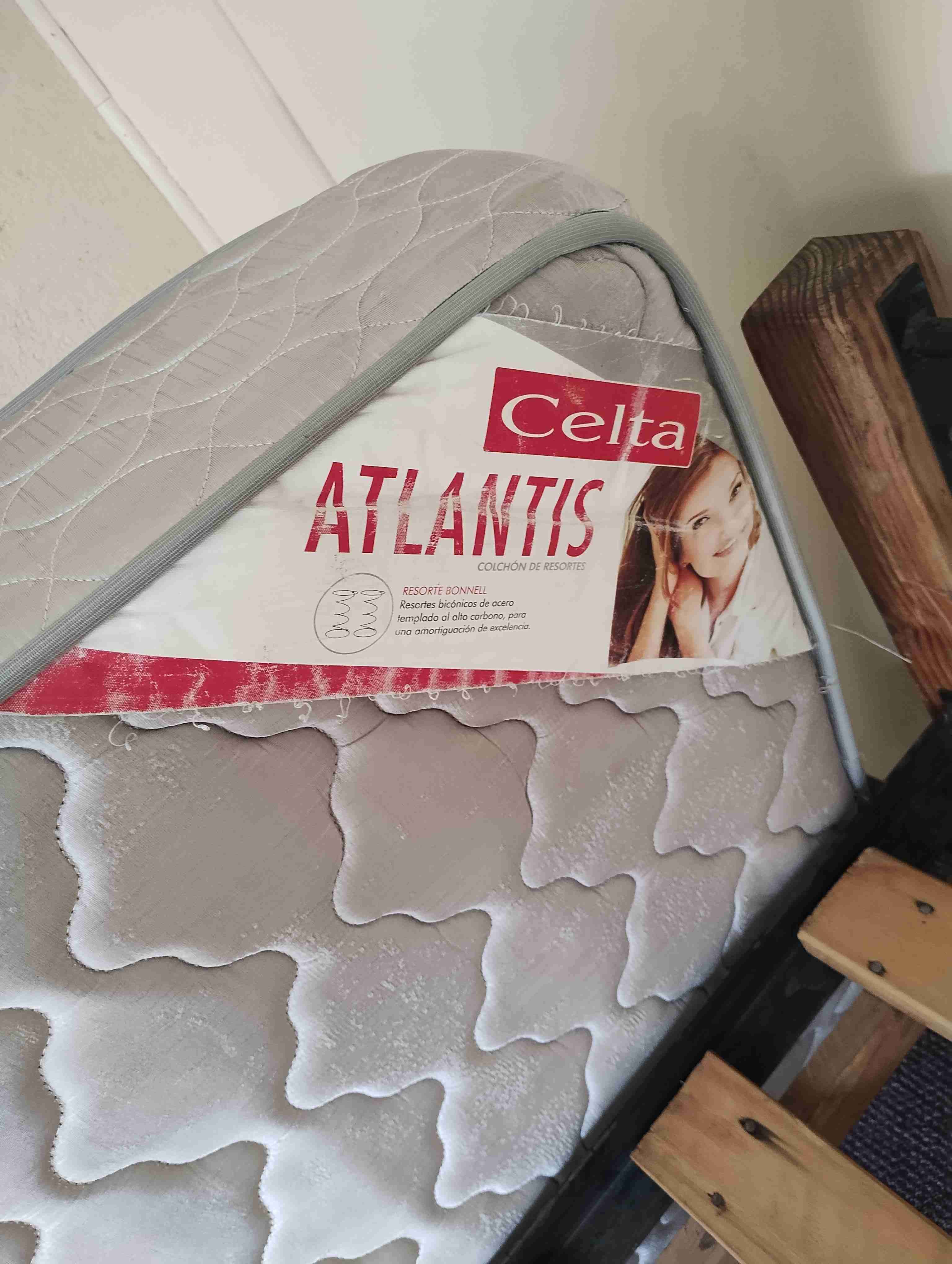 Cama individual de madera con colchón - miniatura 2