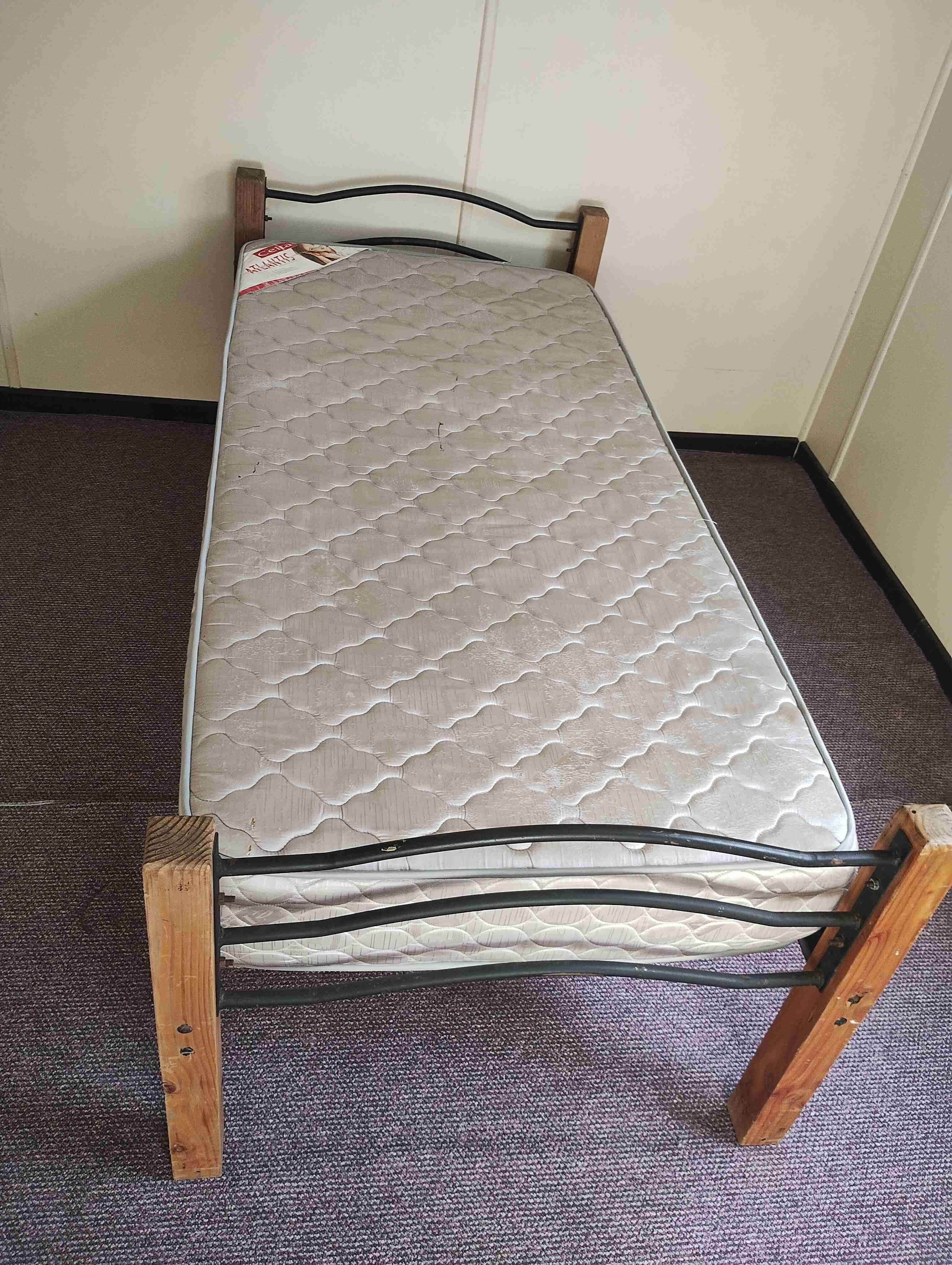 Cama individual de madera con colchón - miniatura 3