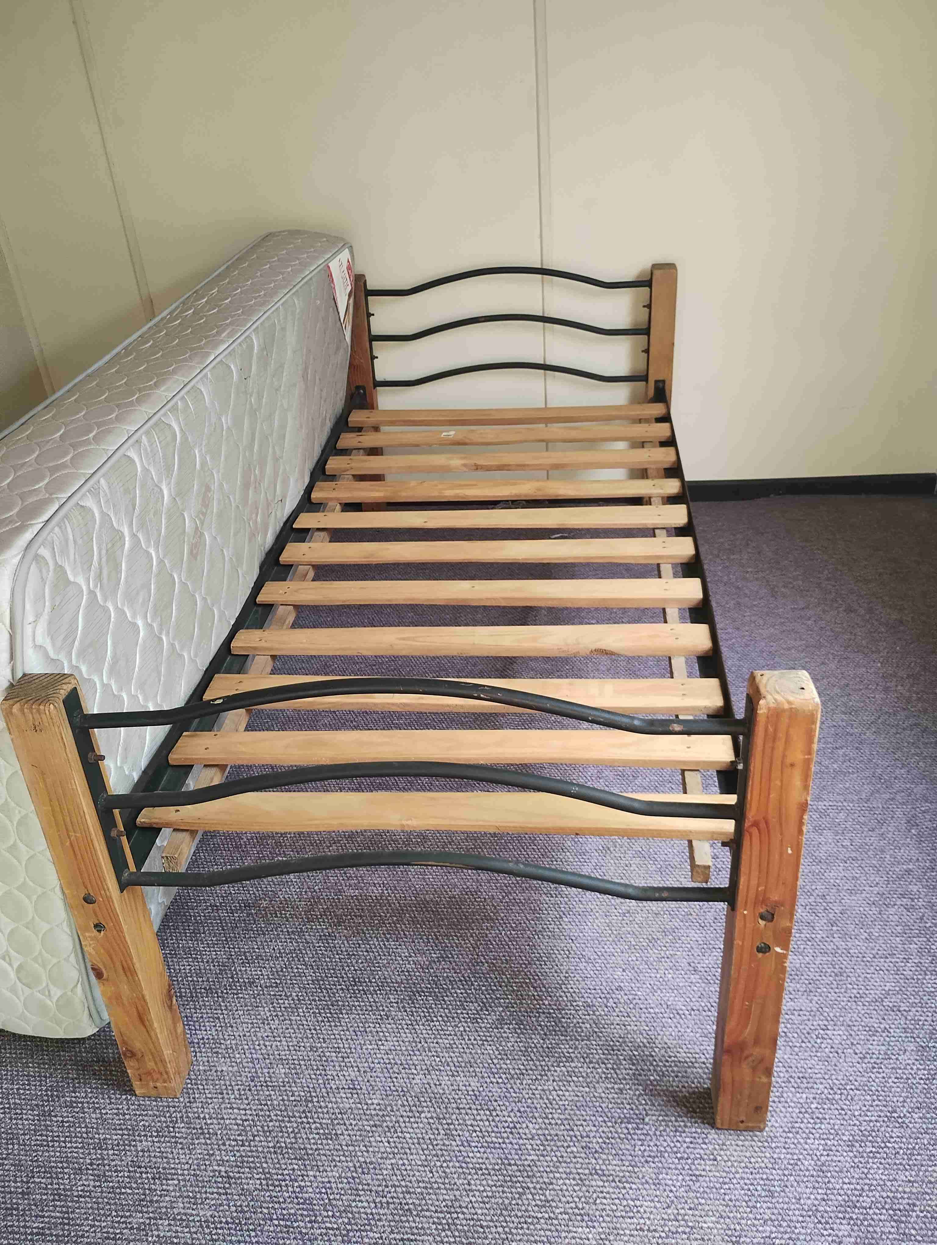 Cama individual de madera con colchón - miniatura 4