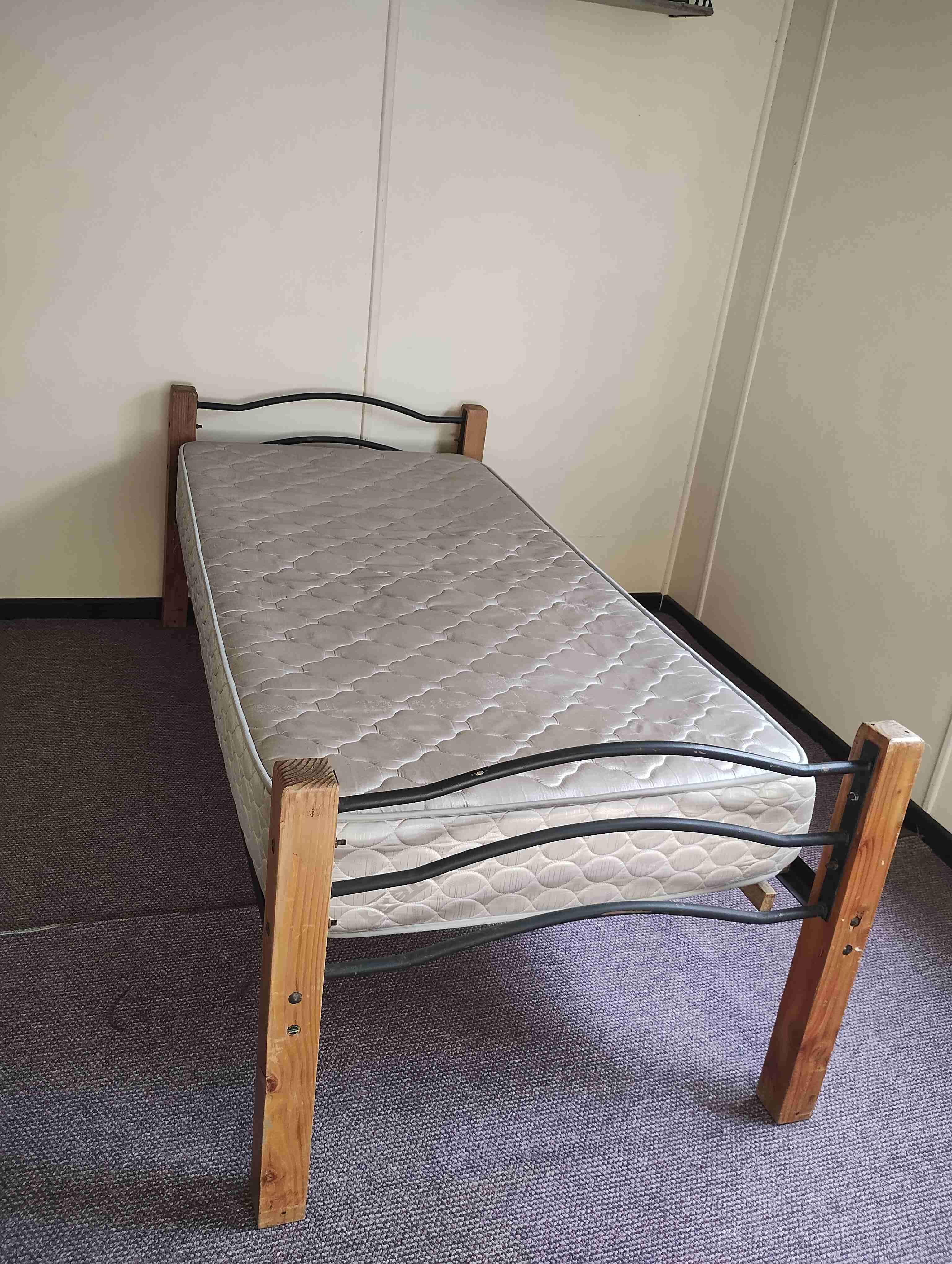 Cama individual de madera con colchón - miniatura 5