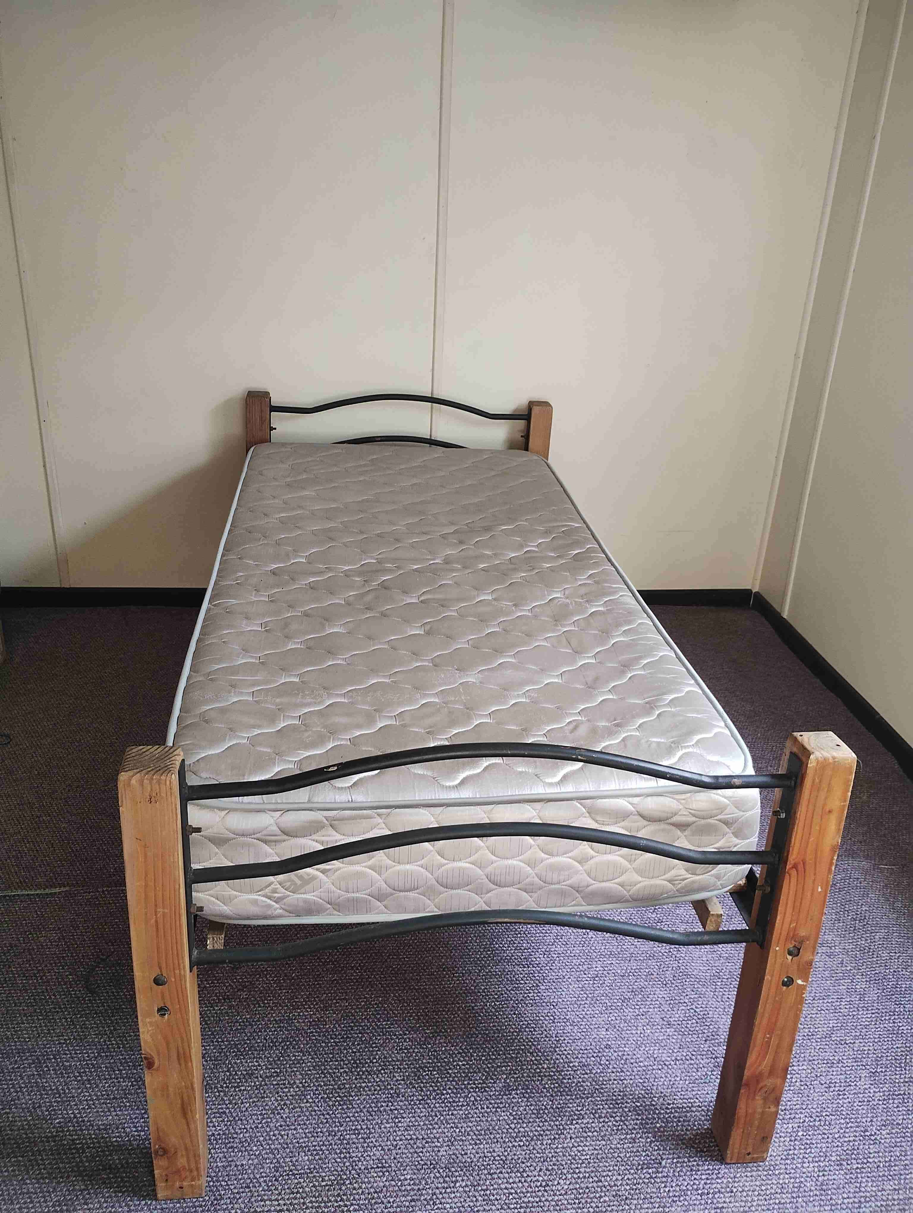 Cama individual de madera con colchón - miniatura 6