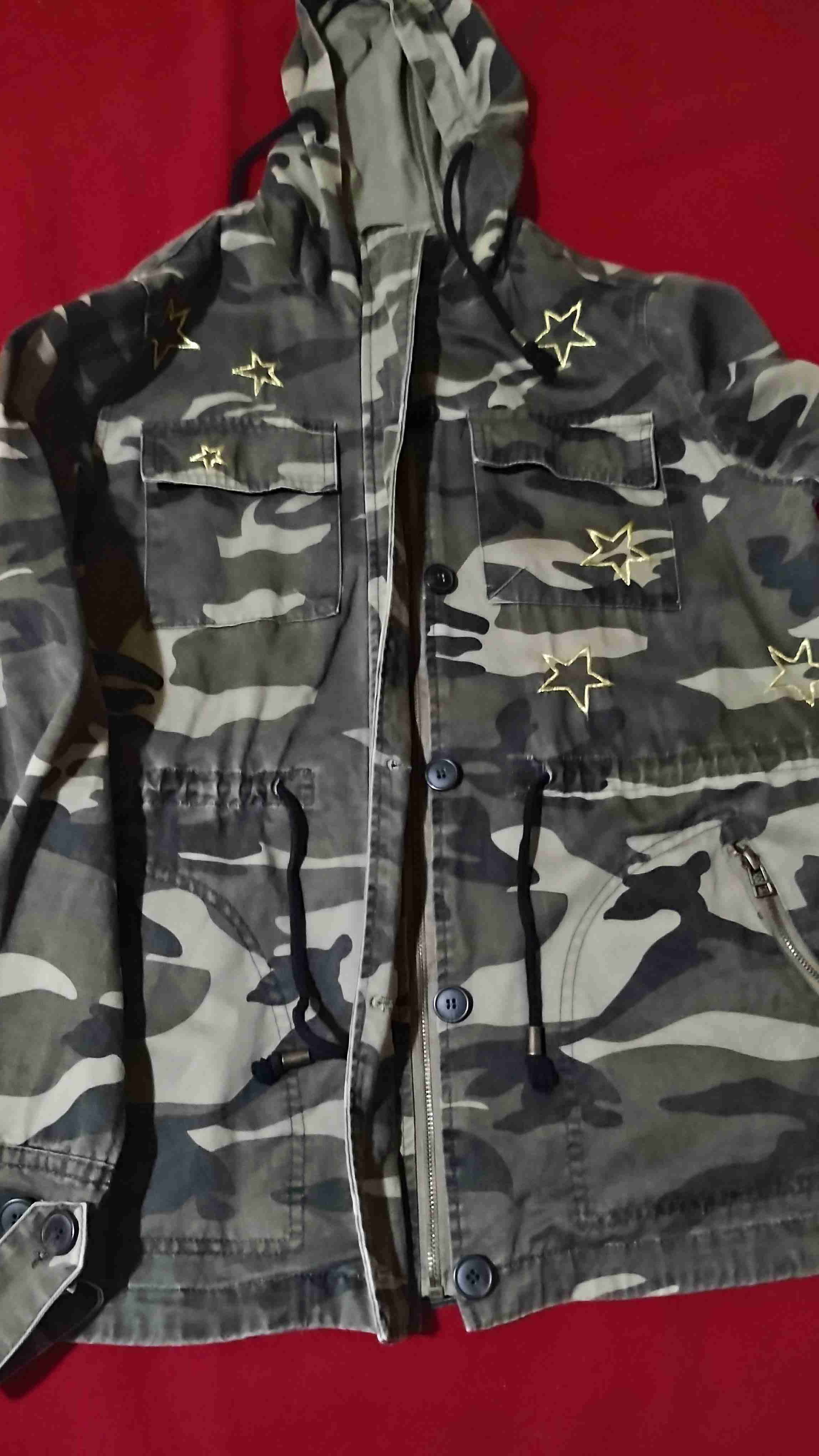 Chaqueta camuflada con estrellas