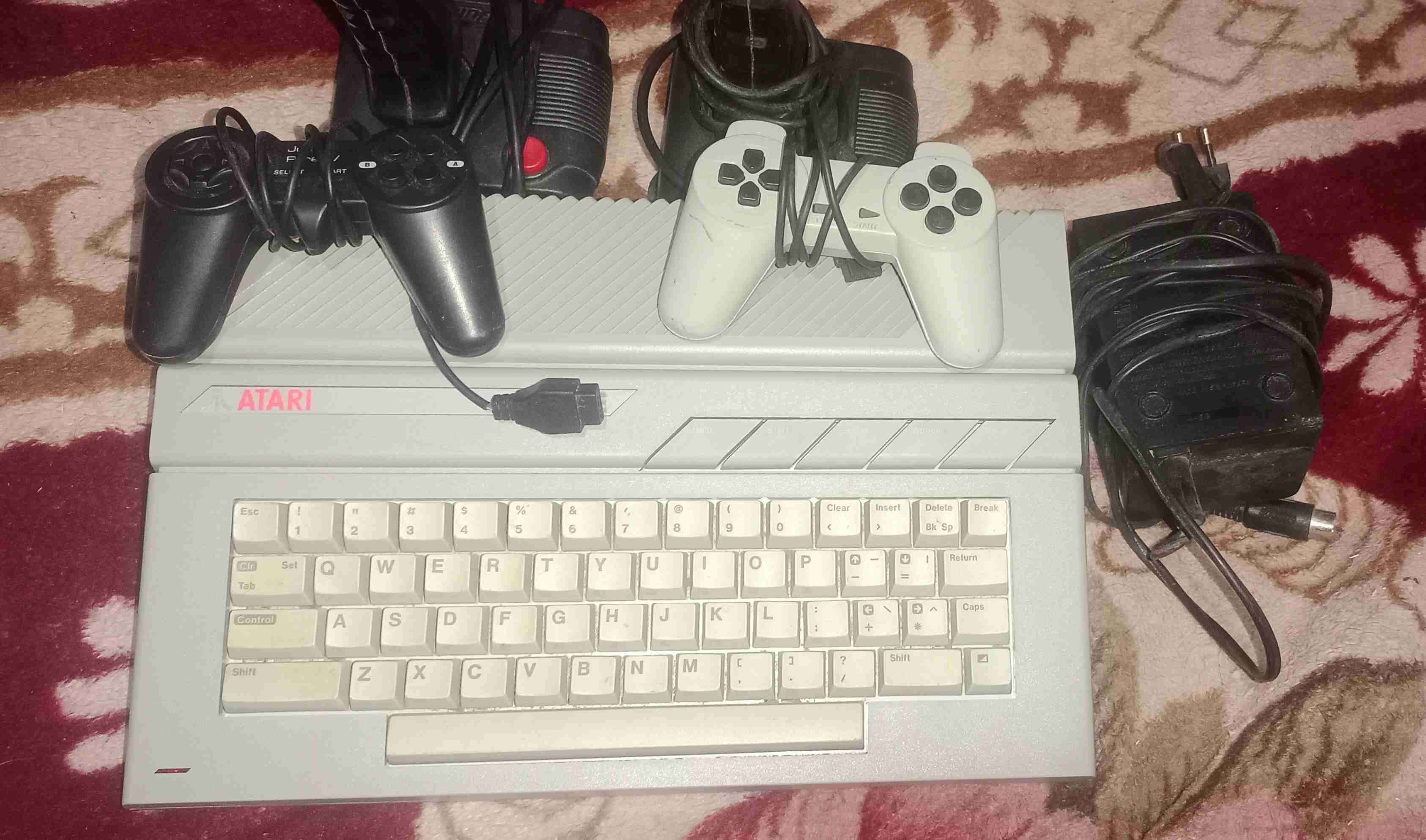 Consola Atari 65XE con controles