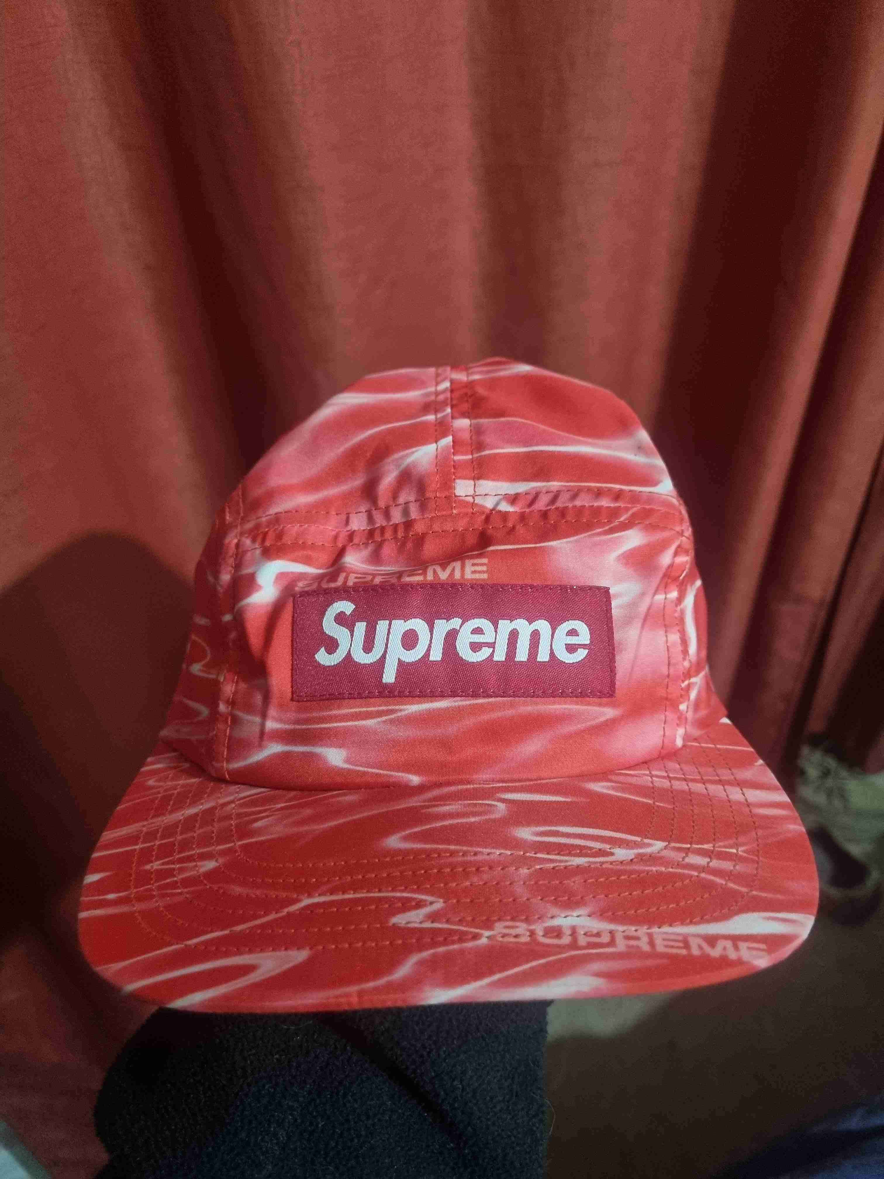 Gorra Supreme roja estampada - miniatura 1