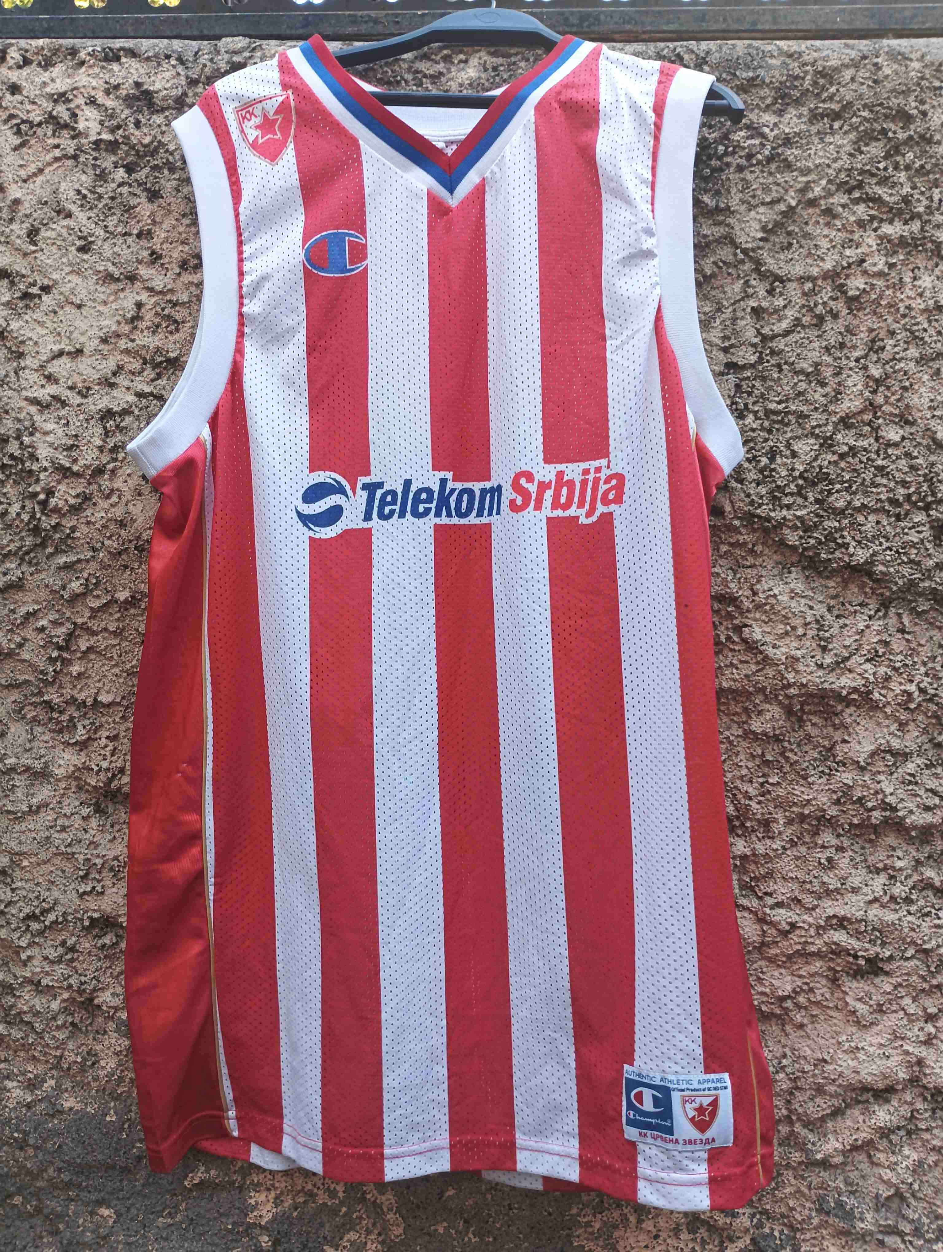 Camiseta deportiva roja y blanca - miniatura 1
