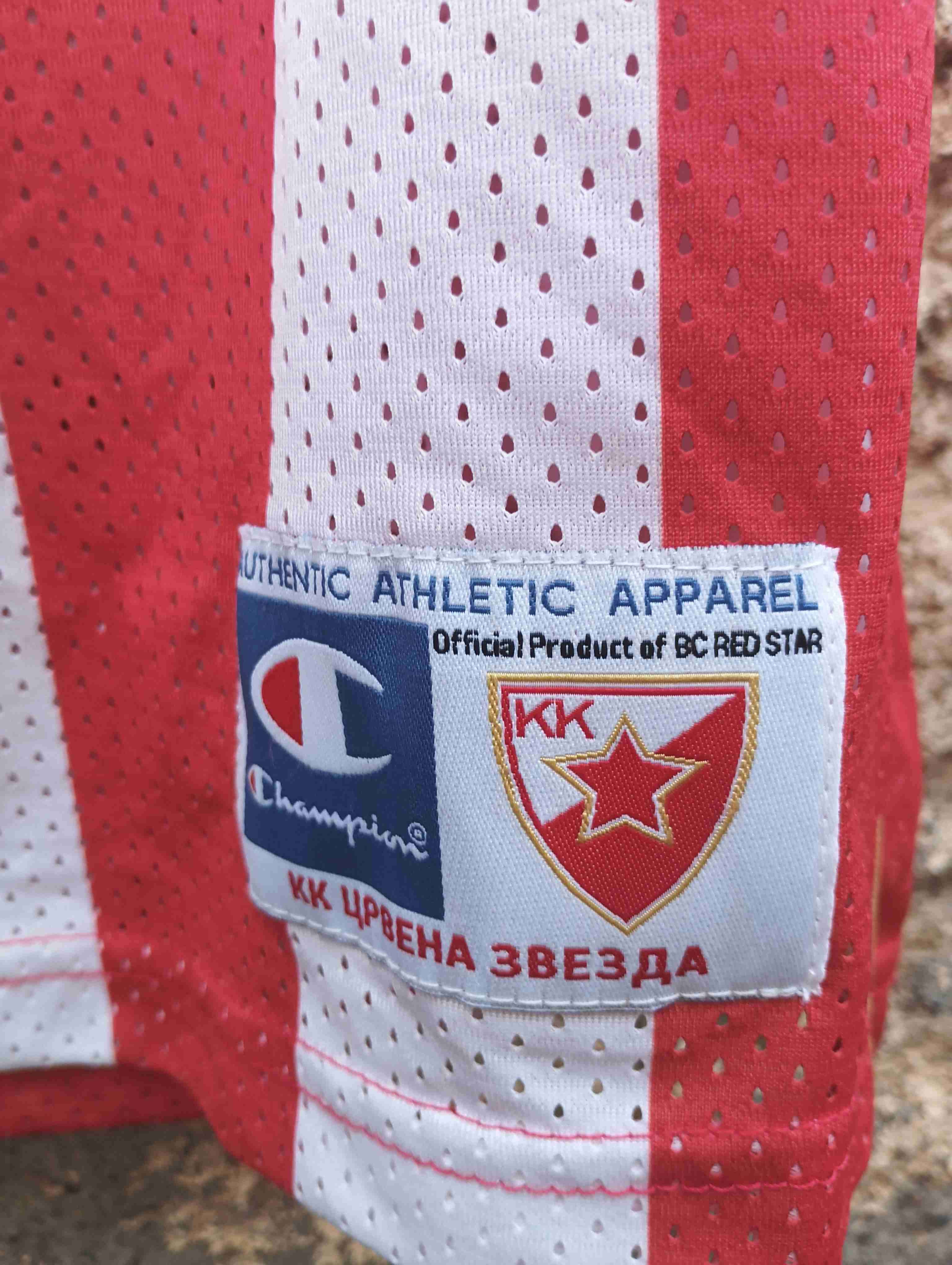 Camiseta deportiva roja y blanca - miniatura 2
