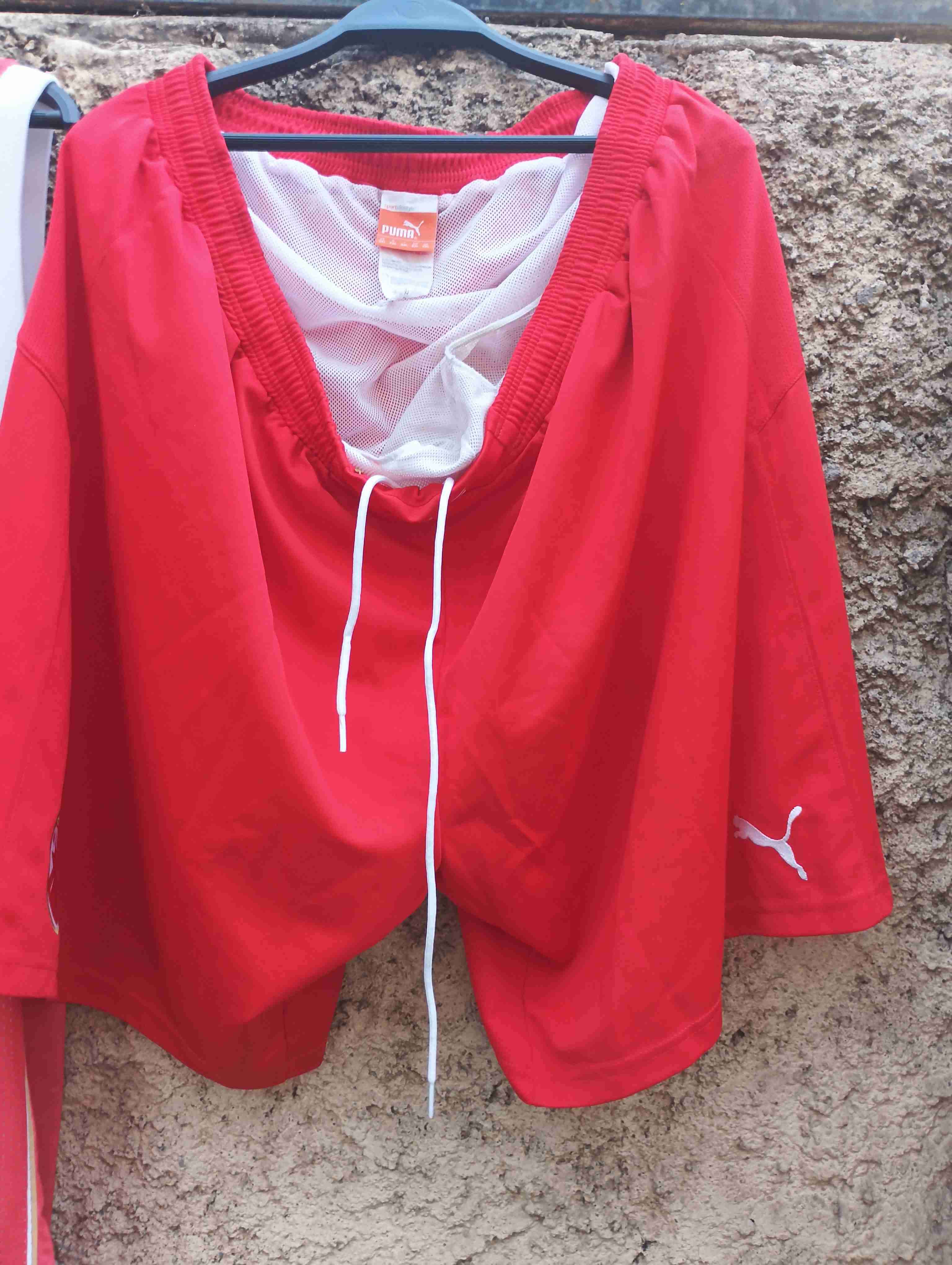 Camiseta deportiva roja y blanca - miniatura 3