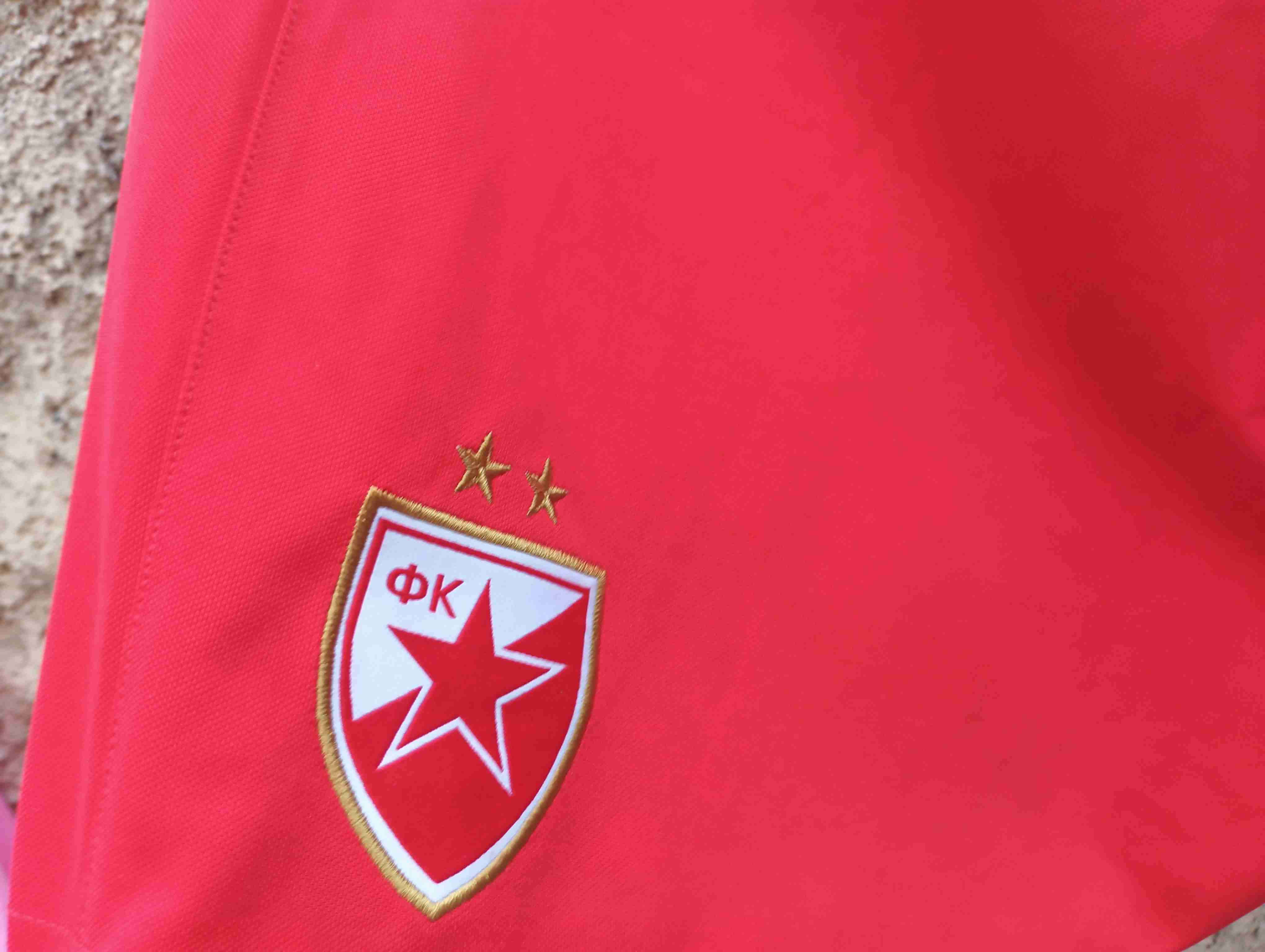 Camiseta deportiva roja y blanca - miniatura 4