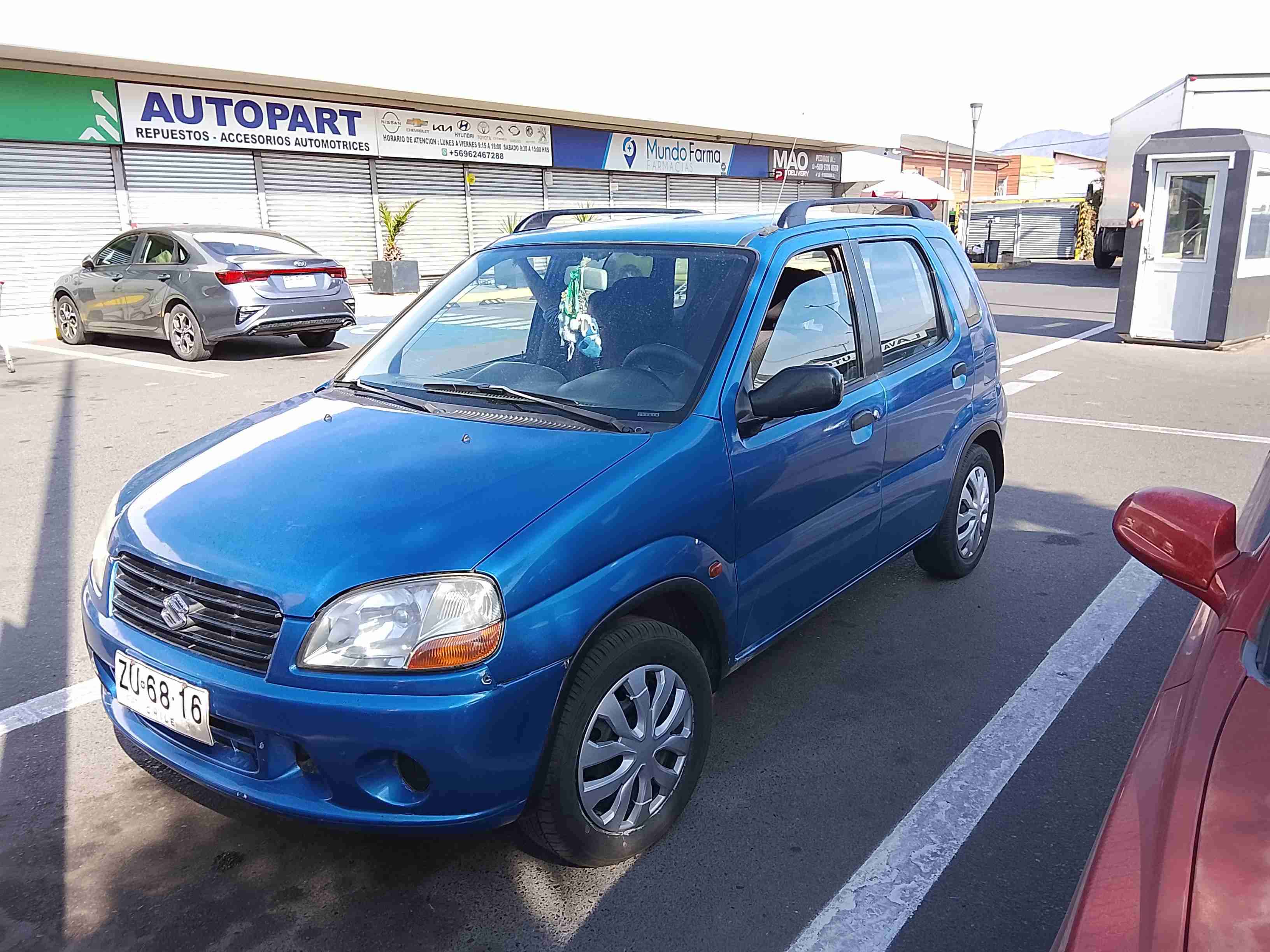 Auto compacto azul en buen estado - miniatura 1