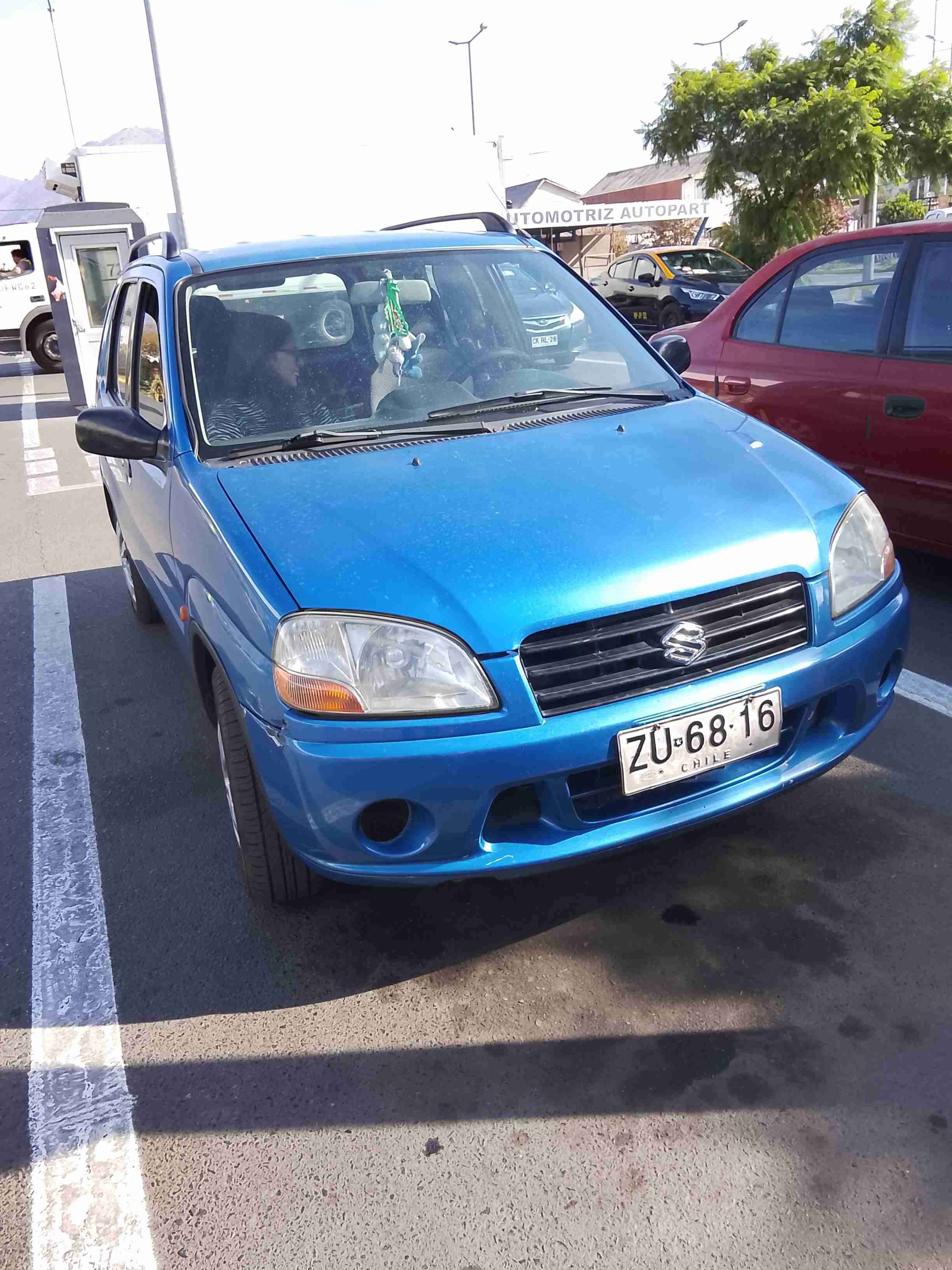 Auto compacto azul en buen estado - miniatura 2