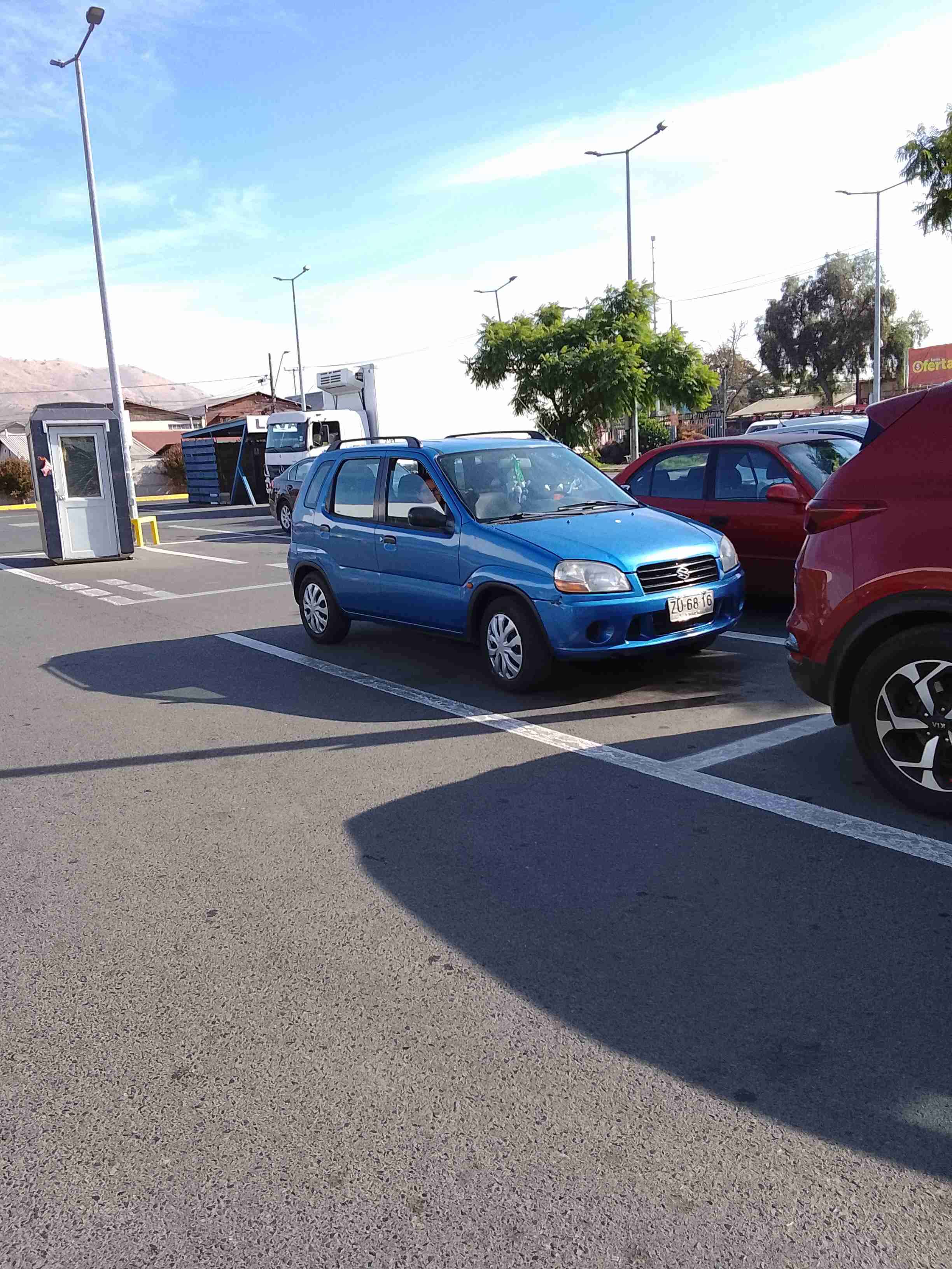 Auto compacto azul en buen estado - miniatura 3