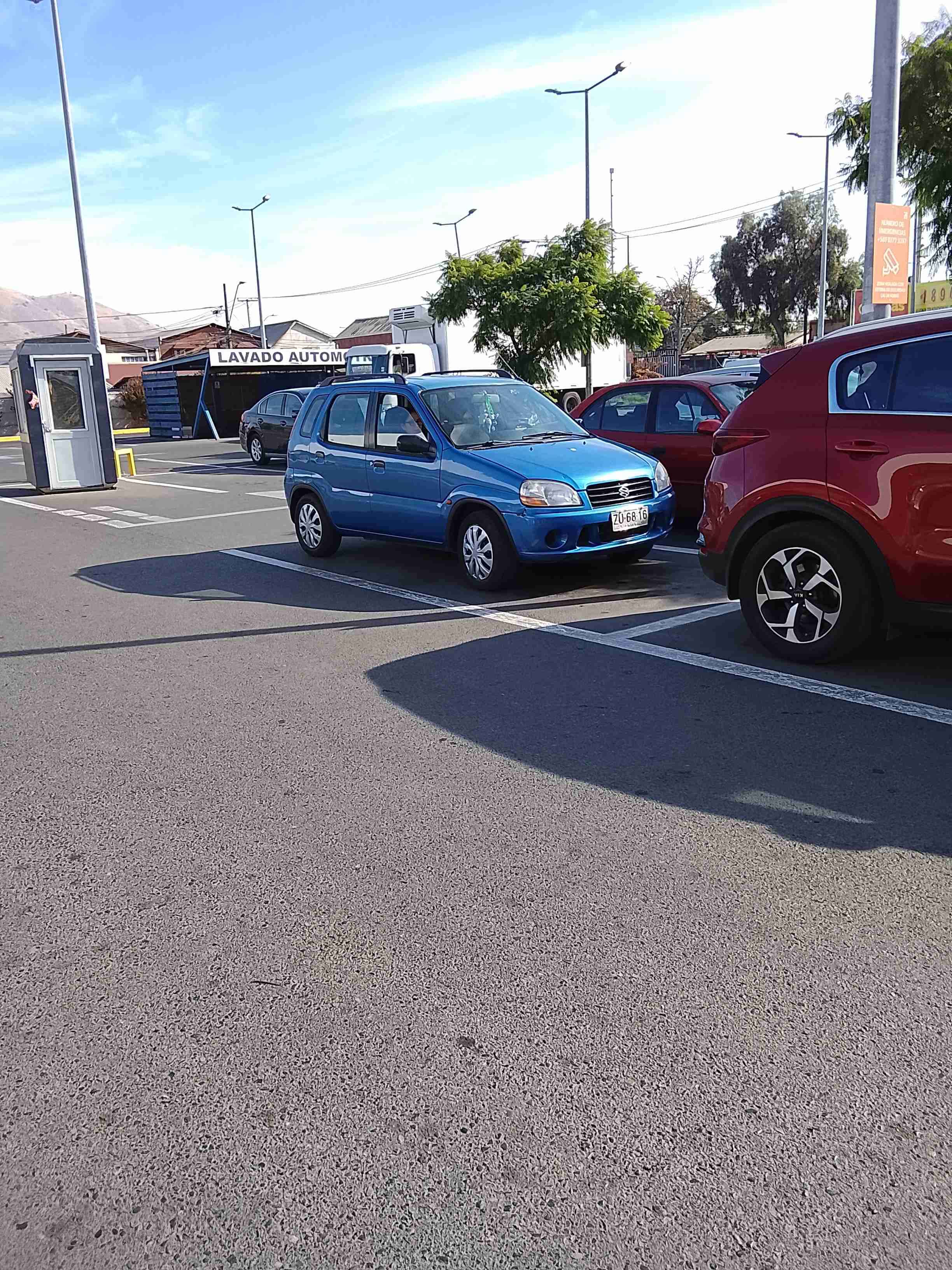 Auto compacto azul en buen estado - miniatura 4