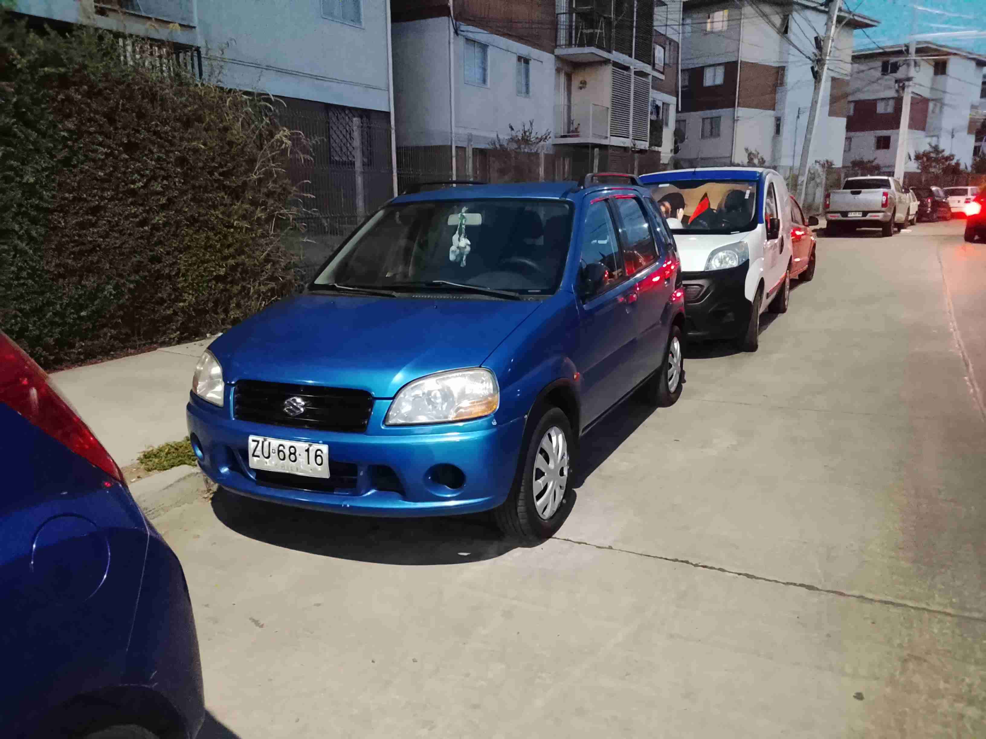Auto compacto azul en buen estado - miniatura 5