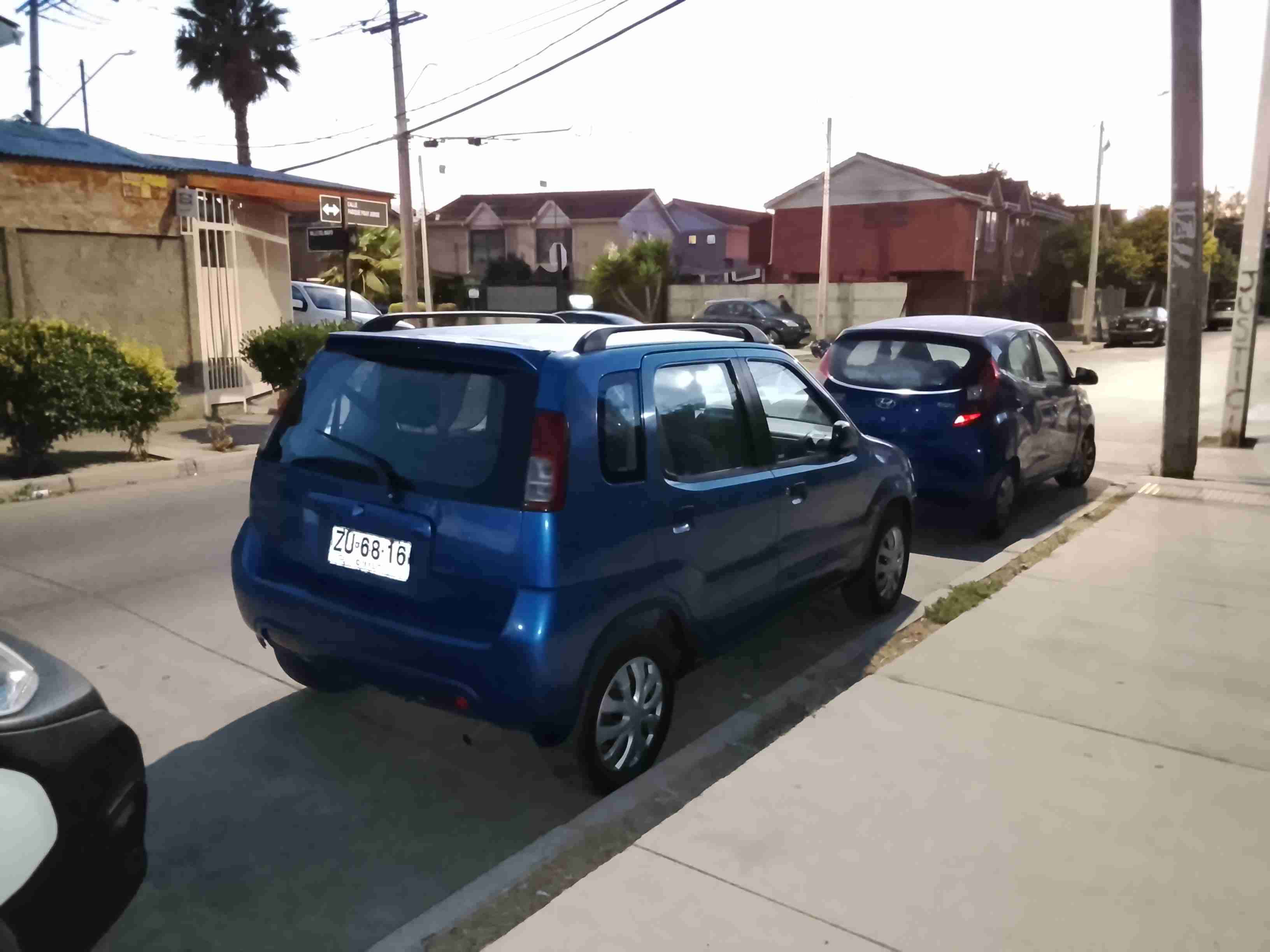 Auto compacto azul en buen estado - miniatura 6