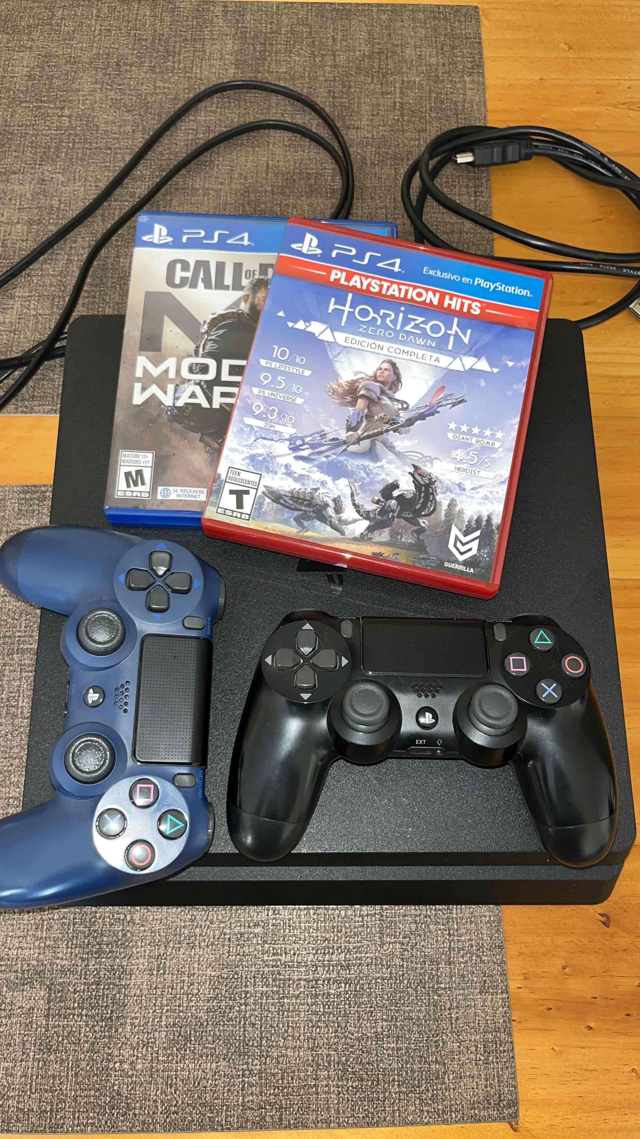 Consola PS4 con dos juegos y controles